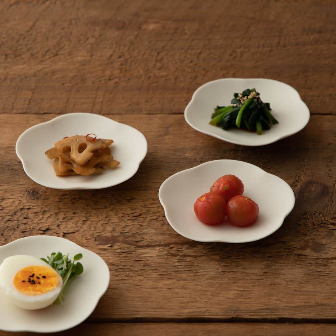 Komerco-コメルコ-さんのインスタグラム写真 - (Komerco-コメルコ-Instagram)「. 11月24日は #和食の日 いい（11）に（2）ほんしょ（4）く」（いい日本食）にちなんで制定されたのだそう。 そんな今日は和食をちょっぴり意識したごはんを楽しんでみてはいかがでしょう？😊 . シンプルなおひたしやきんぴらもかわいい小皿に盛り付けて食卓に。 studio bwanji @studiobwanji のうつわはふんわりと食卓に溶け込むやわらかい白磁。どんなテイストの食卓にも合わせやすく、上品な印象に演出してくれます✨ . ------------------------------- studio bwanji／梅小皿 . ▷こちらの作品はKomercoアプリでクリエイターから直接ご購入いただけます。 アプリ内「さがす」で「bwanji」と検索してください🔎 . ▷iOS版Appダウンロードはプロフィールリンクから📲 @komerco_official ------------------------------- . #komerco #cookpad #komercoごはん #コメルコ #料理をもっと楽しく #いつものいただきますを楽しく #おうちごはん#おうちごはんlover #instafood #foodpic #cookinglove #手しごと #Komercoクラフト #クラフト #手作り #一点物 #小皿 #studiobwanji #梅小皿 #おひたし #日本食 #きんぴら #和食 #japanesefood #白磁 #豆皿 #うつわ好き #うつわ好きな人と繋がりたい #副菜」11月24日 8時08分 - komerco_official