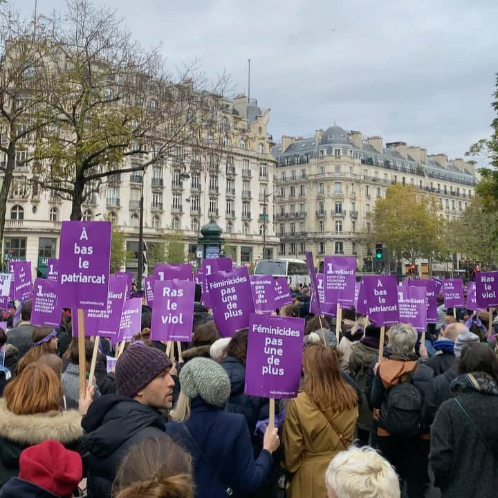 カロリーヌ・ド・メグレのインスタグラム：「Bravo, nous étions si nombreux! Les hommes aussi étaient là nombreux cette année pour soutenir les femmes. Stop aux violences sexistes et sexuelles @noustoutesorg #NousToutes」