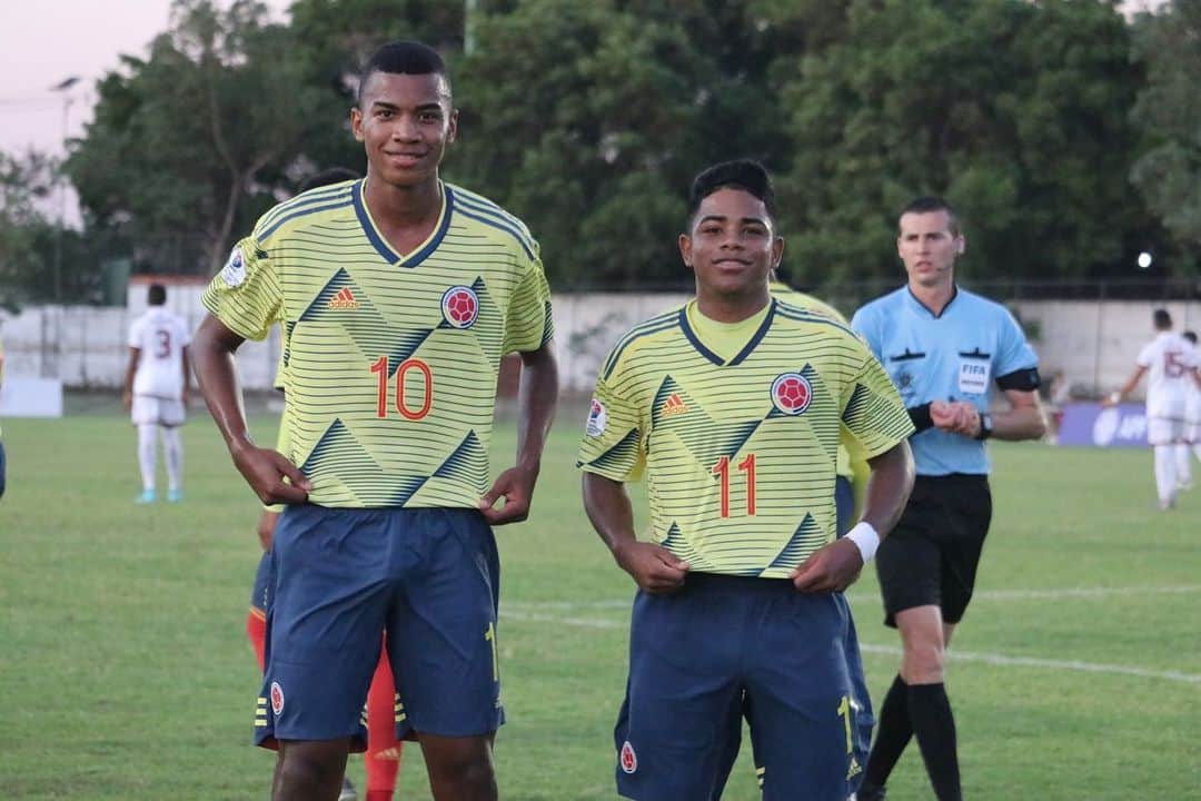 サッカー コロンビア代表チームのインスタグラム：「‪Algunas imágenes del empate de nuestra Selección Colombia Sub-15 en su debut del Sudamericano de la categoría. 👊🏼⚽️‬ ‪#SelecciónColombiaSub15 #VamosColombia🇨🇴 ‬」