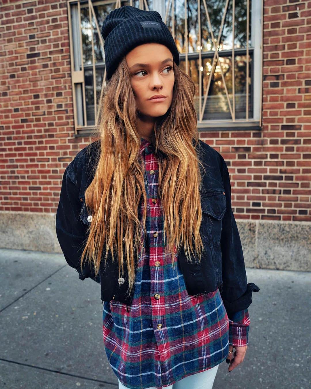ニーナ・アグダルのインスタグラム：「Warning: this picture contains an immense amount of split ends and idgaf 😬」