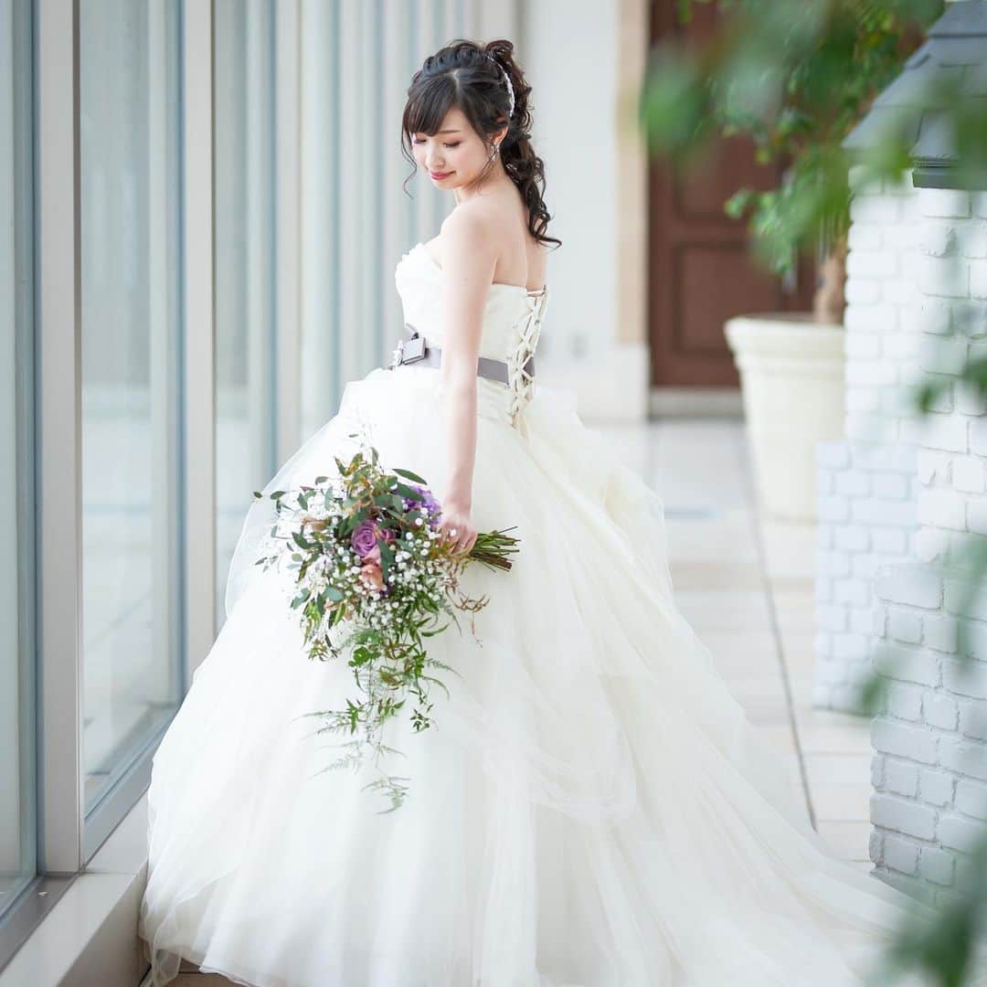 ホテルモントレ ラ・スール大阪ウエディングのインスタグラム：「@lasoeurosaka_wedding 主役はブーケ❤️ . . . #モントレ花嫁 #ホテルモントレラスール大阪  #モントレウェディング #モントレ #モントレラスール大阪 . . #dressy花嫁  #marry花嫁  #プレ花嫁 #卒花嫁 #全国の花嫁さんと繋がりたい  #weddingdress #takamibridal  #wedding #結婚式 #ホテル」