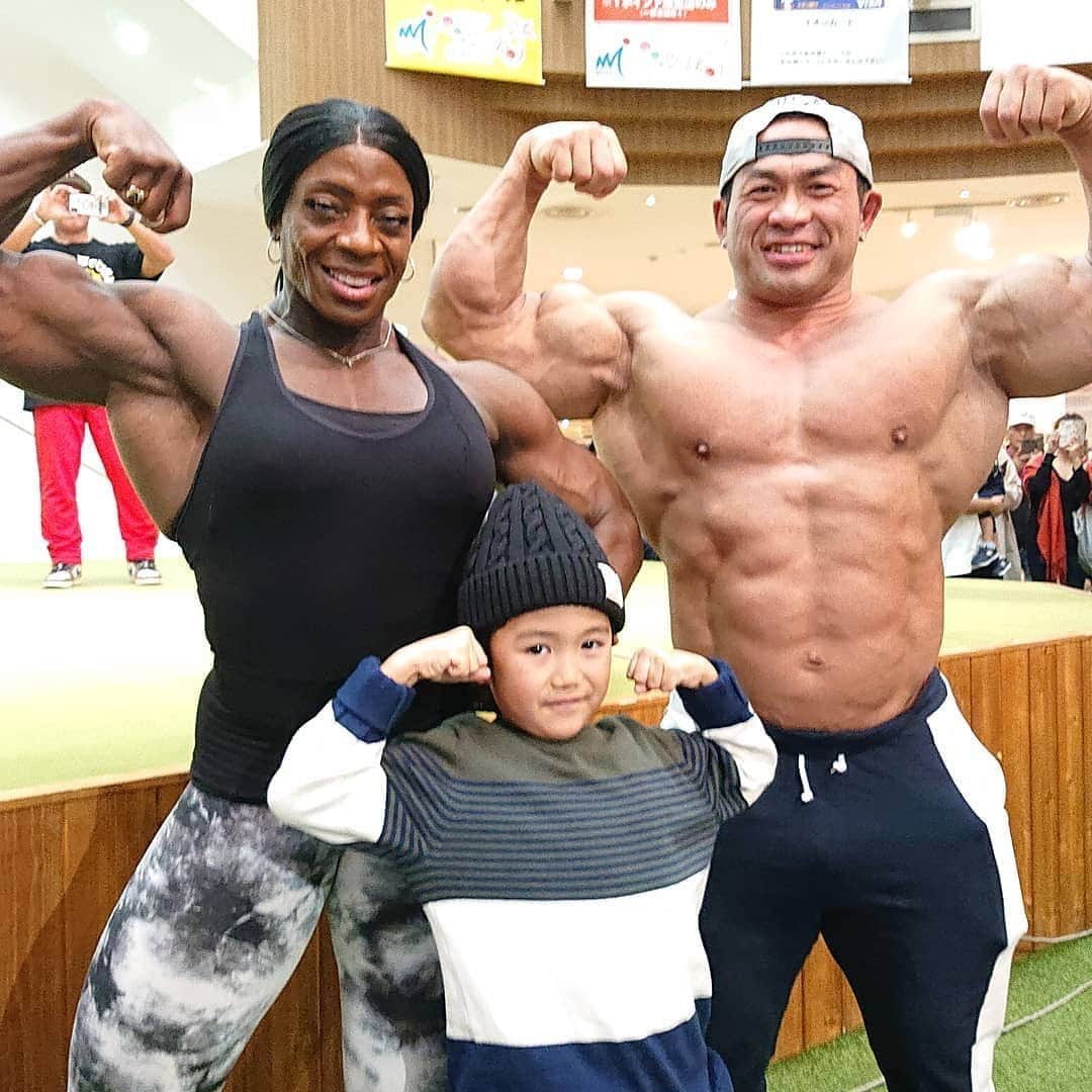 Hidetada Yamagishiさんのインスタグラム写真 - (Hidetada YamagishiInstagram)「This is probably my favorite photo from @iriskyle and myself talk event at @powerhousegym_miyazaki.japan  長男、海友(かいと)の渾身のダブルバイセップス‼️ ボディビルのポージングが好きで､好きで幼稚園でも､プライベートでも写真を撮る時のポーズは決まってダブルバイセップス💪😆 世界で戦うプロボディビルダーとのこの一枚は､海友にとって宝物です✨✨」11月24日 8時25分 - hideyamagishi