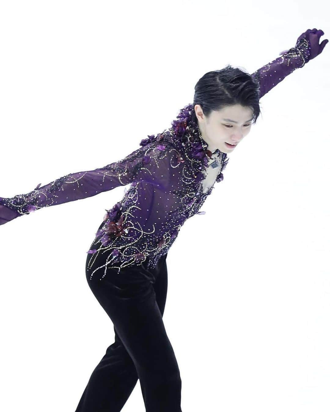 羽生結弦さんのインスタグラム写真 - (羽生結弦Instagram)「✨🦋👑🌹✨ Cr. 毎日新聞 Sponichi #羽生結弦 #yuzuruhanyu #figureskating #figureskater」11月24日 8時25分 - yuzu_kanami