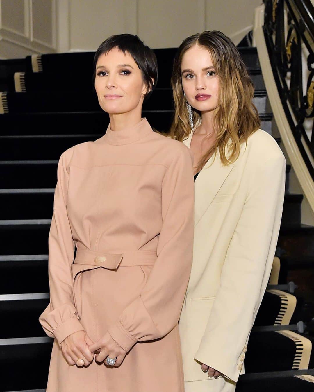 デビー・ライアンのインスタグラム：「got to attend a really lovely dinner party the other night with some impossibly chic women to celebrate Victoria Beckham x Professor Augustinus Bader at Violet Grey. thank you Lynda Resnick for having us at your home ✨  Cassandra, goddess, teach me everything ✨」