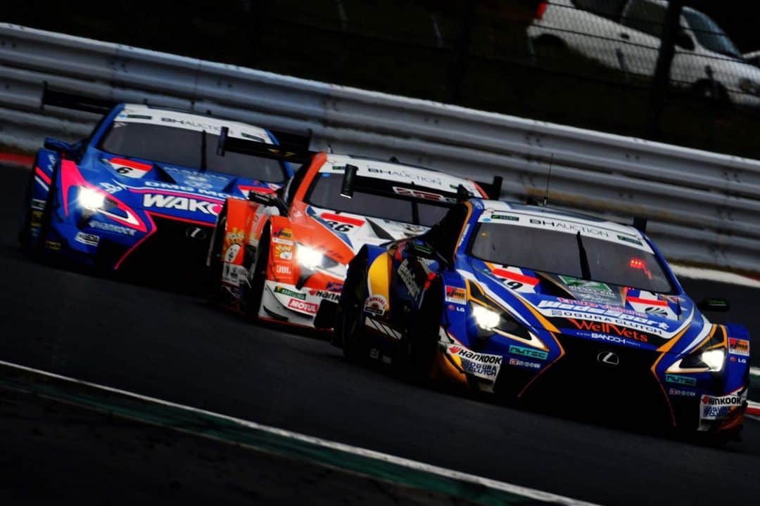 霧島聖子さんのインスタグラム写真 - (霧島聖子Instagram)「昨日はSUPER GT×DTM交流戦にプライベートで行きました！ 現地でちむちゃんと会えて、グリッドウォークではチームのお手伝いをしましたよ💙SGT最終戦以降でまたドライバーさんに傘さしできると思って無かったから嬉しかったー‪( ´•̥ ̫ •̥` )‬ レース1決勝結果ですが LEXUS TEAM LEMANS WAKO'S号車は11番手からの4位フィニッシュ✨ 山下選手の追い上げが格好良かったー！！！(*´▽`)大接戦で手に汗握る面白いレースでした！生で観られて良かった！ 私は今日もいるので現地にいらっしゃるみなさん宜しくお願いします😊またグリッドウォークでお手伝いしています🎶 #supergt #DTM交流戦 #supergtxdtm #富士スピードウェイ #lexusteamlemanswakos #プライベート観戦 #circuit #race」11月24日 8時27分 - seiko_kirishima