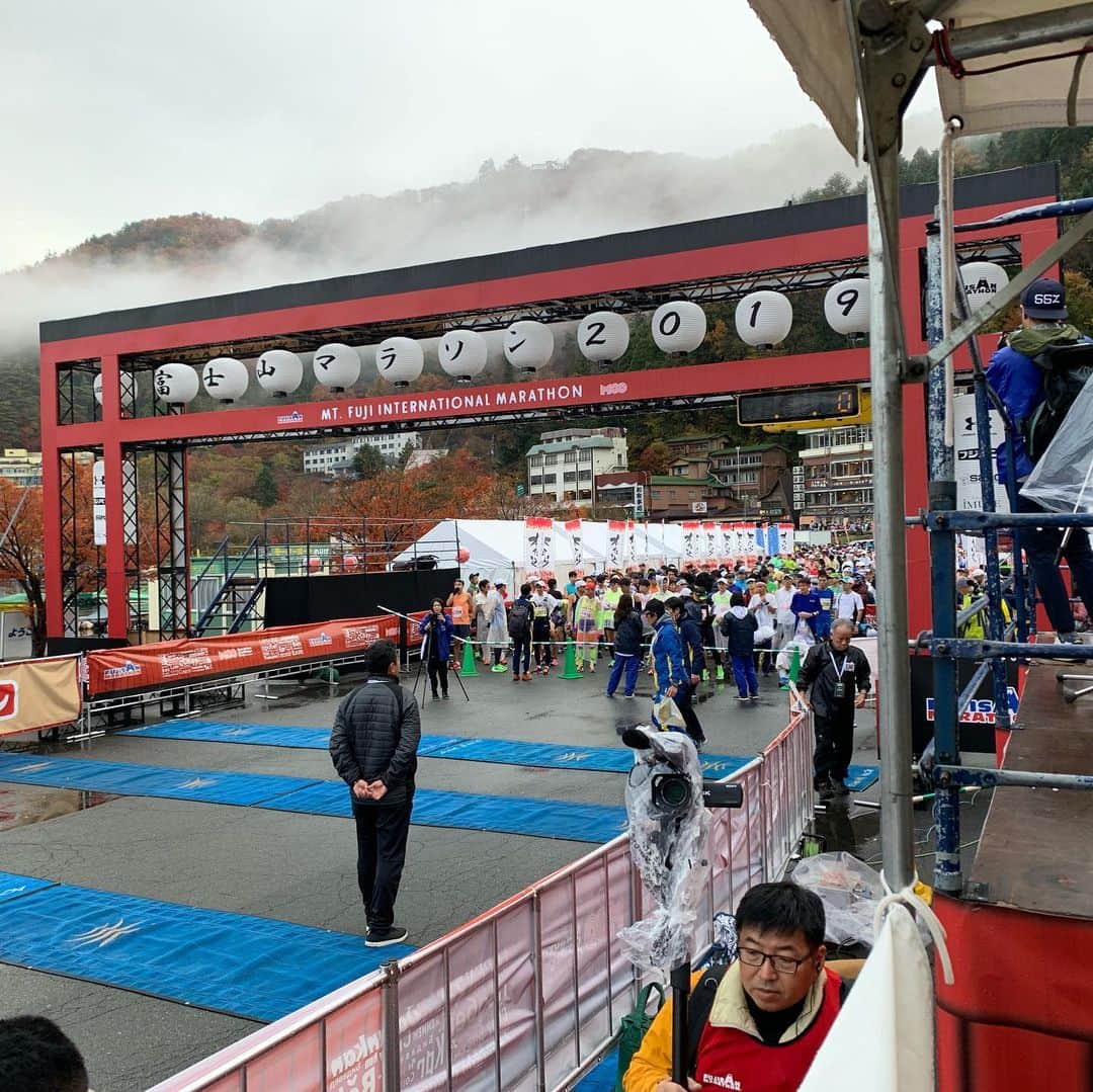 クリステル・チアリさんのインスタグラム写真 - (クリステル・チアリInstagram)「雨が上がりました！ 晴れ間も🌤 スタートまで30分切りましたぁ！ #fujisanmarathon  #富士山マラソン」11月24日 8時32分 - christelleciari