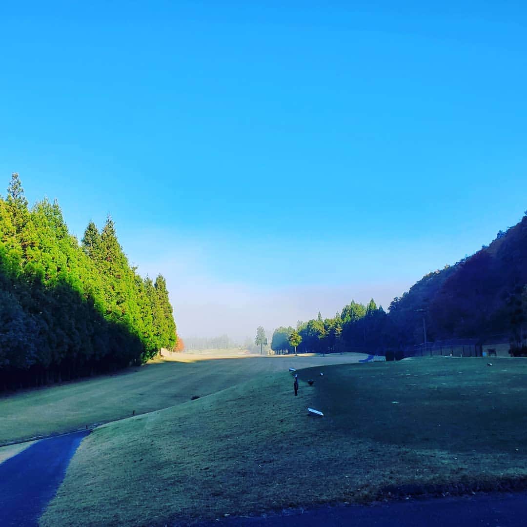 竹内弘一さんのインスタグラム写真 - (竹内弘一Instagram)「霧からの快晴。あまりにも紅葉と相まって美しかったのでたくさん撮ってしまいました！ ちなみに霧のなかのスコアはボロボロ。。見えないんだもん(笑)フルバックだもん。霧がはれてからはスコアも晴れて39。久々のゴルフだったけどうれしかったです！！#瑞穂ゴルフ倶楽部 #霧 #紅葉 #京都 #ゴルフ #golf」11月24日 8時38分 - takeuchi_koichi