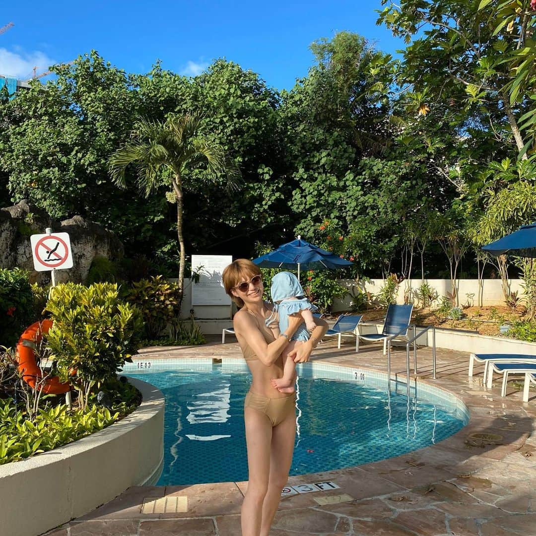 長谷川あやさんのインスタグラム写真 - (長谷川あやInstagram)「🌞🌞🌞 #trip #travel #happy #guam #guamtrip #pool #あや旅成長日記 #子連れ旅行 #プール #baby #mama #令和ベイビー #生後6ヶ月 #0歳 #赤ちゃんのいる生活 #新米ママ #女の子ママ #小夏のいる生活 ・ ・ ・ ちょこっとホテルのプールも探検👶💗 ・ 小夏さんはめずらしいものだらけで ずーーーっとキョロキョロ👀✨ ママパパは小夏の荷物だらけで汗だく👀✨ ・ いい筋トレになりました👏😃笑」11月24日 8時40分 - ayasuke_0516