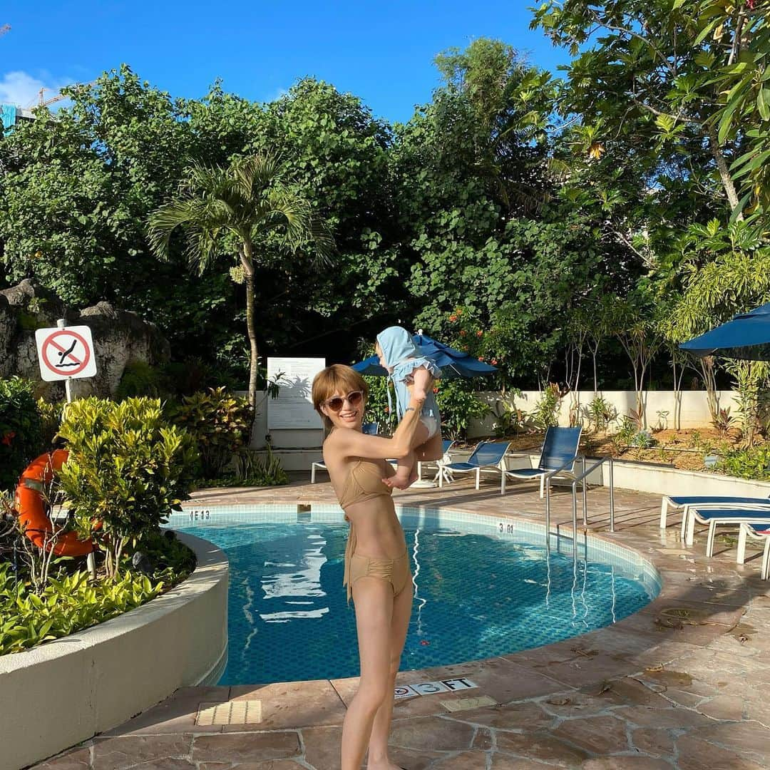 長谷川あやさんのインスタグラム写真 - (長谷川あやInstagram)「🌞🌞🌞 #trip #travel #happy #guam #guamtrip #pool #あや旅成長日記 #子連れ旅行 #プール #baby #mama #令和ベイビー #生後6ヶ月 #0歳 #赤ちゃんのいる生活 #新米ママ #女の子ママ #小夏のいる生活 ・ ・ ・ ちょこっとホテルのプールも探検👶💗 ・ 小夏さんはめずらしいものだらけで ずーーーっとキョロキョロ👀✨ ママパパは小夏の荷物だらけで汗だく👀✨ ・ いい筋トレになりました👏😃笑」11月24日 8時40分 - ayasuke_0516