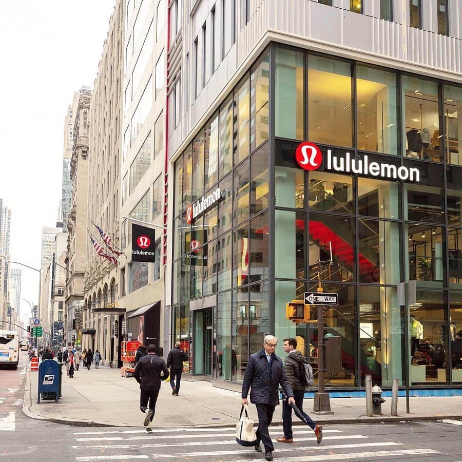 lululemonさんのインスタグラム写真 - (lululemonInstagram)「It’s beginning to feel like the holidays in New York. Soak up the magic of the city in all its glory with a cozy stroll through the park, an ice skating date or a visit to our brand spankin’ new Fifth Avenue Flagship store. You’ll be fa-la-la-la-feeling festive in no time🌲✨.」11月24日 8時47分 - lululemon