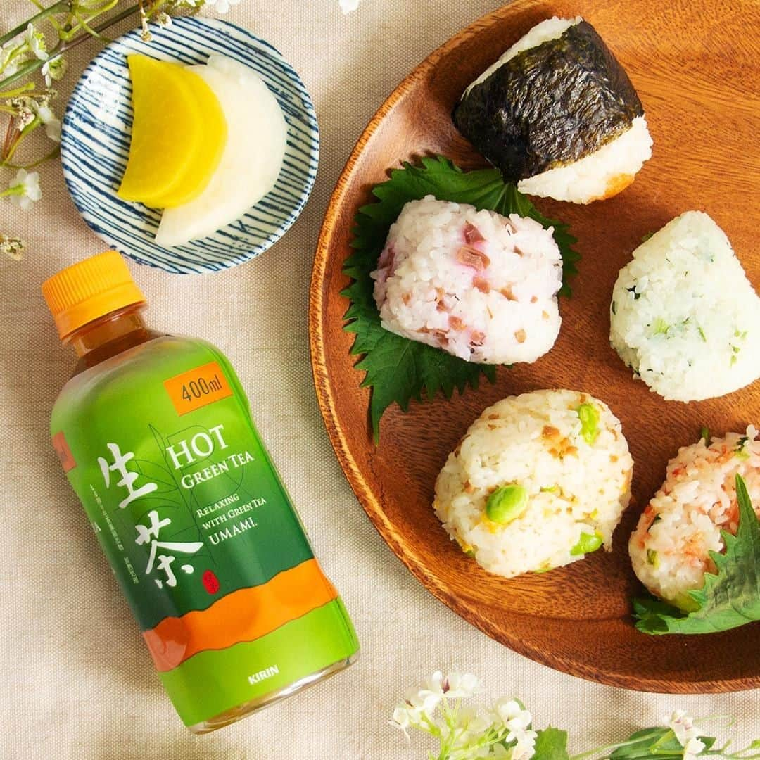 キリンビバレッジさんのインスタグラム写真 - (キリンビバレッジInstagram)「🍙和食の日 🍙 ・ みなさんは何を食べますか？😋 ・ 寒くなってきたこの季節❄️ あったか〜い生茶🍵とカラフルなおにぎり🍙のセットはいかが？ ・ 昼ごはんや、勉強している時の夜食🍵🍙 休み時間や部活帰りの小腹がすいた時🍵🍙 ・ たくさんのシーンで大活躍の組み合わせです ✨ ・ #キリンビバレッジ #kirinbeverage #KIRIN #KIRINSTAGRAM #キリン #キリンスタグラム #生茶 #ホットドリンク #ほっと一息 #ごちそうおにぎり #部活飯 #おにぎり弁当 #おむすび #おにぎり🍙 #和食の日 #本日のお弁当 #飯テロ #簡単レシピ #朝ごはん #お昼ごはん #お昼休み #お腹空いた #お茶 #緑茶 #和 #greentea #japanesetea #instafood」11月24日 9時00分 - kirin_beverage