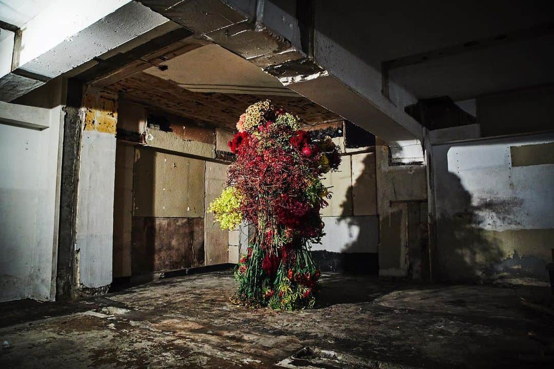 椎木俊介のインスタグラム：「Flower Man ‘Shouji’  #amkk #amkkproject #makotoazuma #azumamakoto #東信花樹研究所 #東信 #jardinsdesfleurs #shiinokishunsuke #flowerart #flower #flowers #flowerman #shouji #デカイ #一度失敗したけどまた立ち上がる」