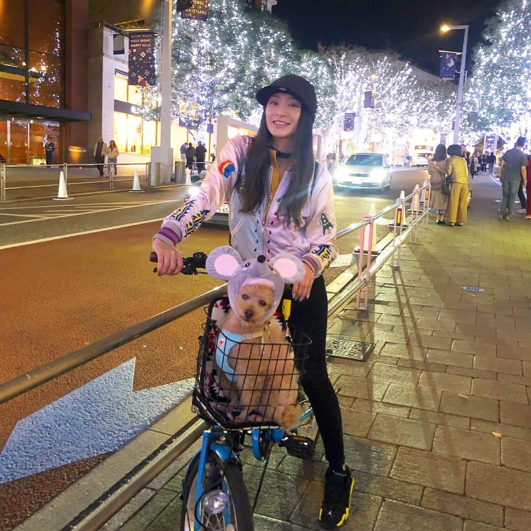DJ JUICYのインスタグラム：「昔からスカジャン好き🙋🏻‍♀️❤️ DIESELのスカジャン😌✨ 🐭ジューピー🐶💙 #ジューシー散歩 #来年子年 #ネズミ#トイプードル#13歳#ショッピング#juicy#fashion  #diesel#newera#cap#jordan#nike」