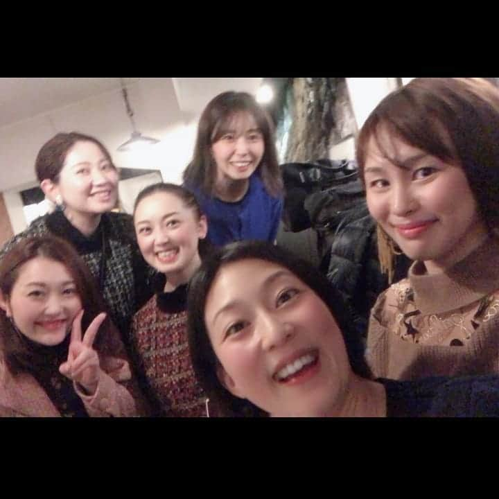 花陽みらさんのインスタグラム写真 - (花陽みらInstagram)「大好きな同期(戦友たち)😁✨✨﻿ この写真にたどり着くまで…どれだけ大変だったか🤣🤣🤣﻿ ﻿ あ～また笑いすぎて、夜な夜な顔筋マッサージ(幸せな筋肉痛ですわ😂)﻿ ﻿ ざわ(#翔我つばき )が沢山写真を送ってくれました📷️😌﻿ わぁーー✨私のソロショットも撮ってくれてたんだね～✨ありがとう🥺💖﻿ …っておぃ！！激しくぶれすぎ🤣😂﻿ ﻿ 本当パワーが満タンになりました(*^^*)﻿ ﻿ #93期 #月組 #同期」11月24日 9時03分 - miku_hanahi