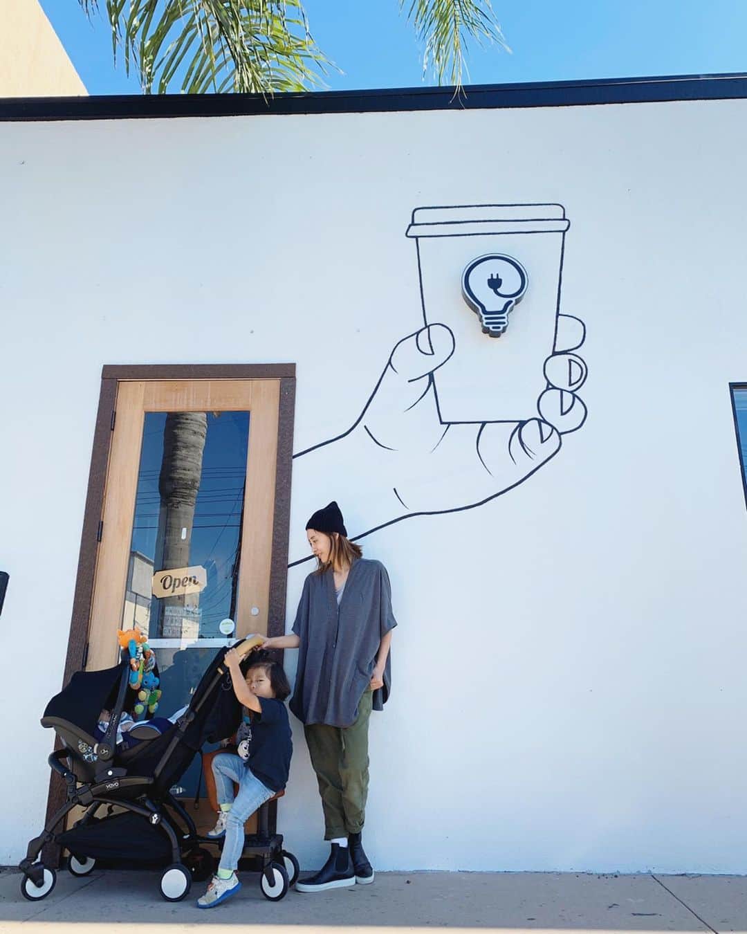 のインスタグラム：「Weekend morning ☕️💡💓 土曜の朝は、家族みんなでカフェとアートとキッズスペースが一つになった場所へ。 こういう空間、ヒジョーに助かります🙏🏻 韓国で毎週末のように行ってたキッズカフェが懐かしいな😌💕 주말은 카페,아트,놀이가 하나로 된 공간으로! 한국에서 매주 주말마다 갔던 키즈카페들이 그립네요 ㅎㅎㅎ . . #cafe #morningcoffee #weekend #losangeles #california #momlife」