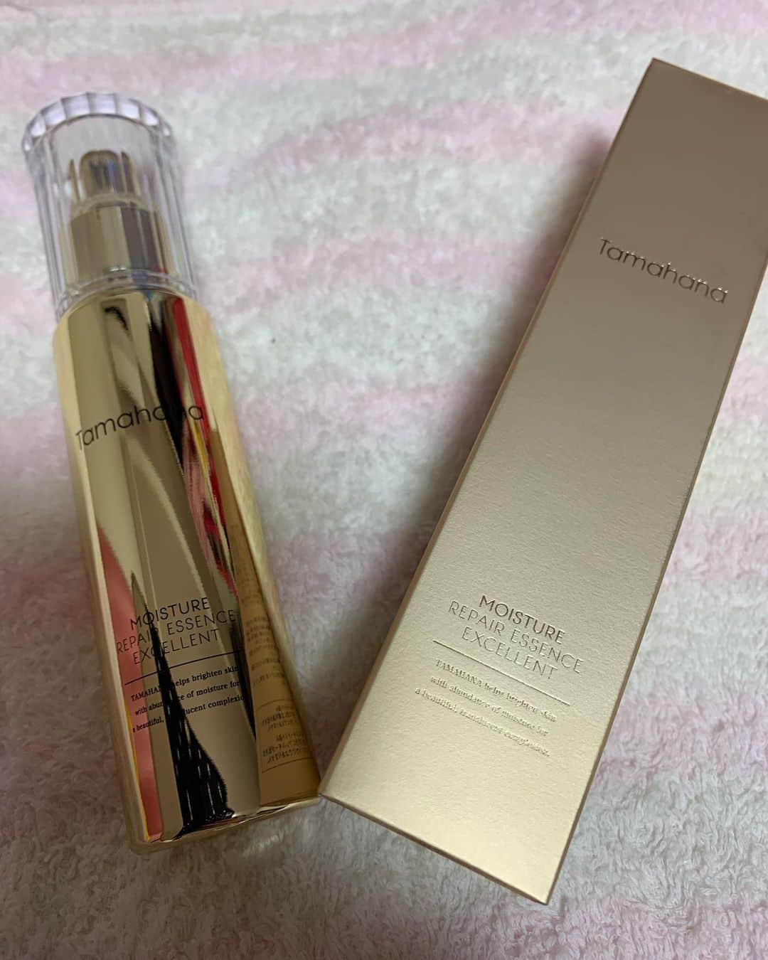 のインスタグラム：「\新商品＆キャンペーン情報/ * 【tamahana】高機能美容液　60g ¥9,800+tax 『モイスチュアリペアエッセンスエクセレント』 * ﻿* 洗顔後すぐに使える高機能保湿美容液🌟﻿ ホワイトパールとブラックパール﻿ に含まれる真珠由来成分で﻿ 乾燥による小ジワを目立たなくしてくれるよ🥰﻿ ﻿* * 3種のヒアルロン酸やたくさんの美容成分が入ってて 無香料・無着色・無鉱物油なのでお肌に優しい🥳 ・ . 肌にスーッと馴染むし乾燥対策抜群¨̮♡︎ ↓↓↓↓↓ ✼••┈┈┈┈┈┈┈┈┈┈┈┈┈┈┈┈••✼ * * Tamahana公式Instagram （ @tamahana_cosme ）にて、 抽選で人気商品が無料で当たる 「2019年冬！Tamahanaのコスメキャンペーン」を 12月1日〜12月31日まで開催するみたい☝️ 条件は公式アカウント（ @tamahana_cosme ）をフォローして情報解禁を待つだけ😉 オススメコスメが無料でもらえるチャンス★ 是非この機会にフォロー&キャンペーン参加してみてね * ✼••┈┈┈┈┈┈┈┈┈┈┈┈┈┈┈┈••✼ * #tamahana #珠花 #珠花コスメ #ホームケア  #乾燥 #保湿 #スキンケア #美容 #美容女子 #さとみの美容記録」