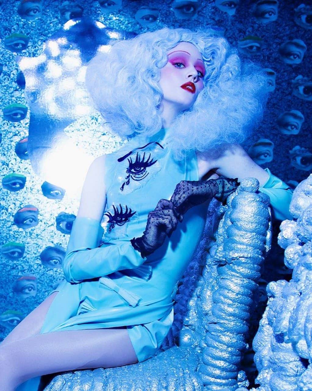 アリソン・ハーバードのインスタグラム：「Flutter Experience Series @flutterexperience  LA’s New Interactive Art Experience Is "Beautiful, Weird, & Mesmerizing". “You are Seen“ Installation created by artist @eliserpeterson  Photographer: Sequoia Emmanuelle @sequoiaemmanuelle  Photo Assistant: @ozzie__g__ Make-up Artist: Debra Macki @debramacki Stylist: Devi @i_am_devi_ Hair: Pavy Olivarez @pavyartist Latex Outfit by Alabama Blonde @alabamablonde」
