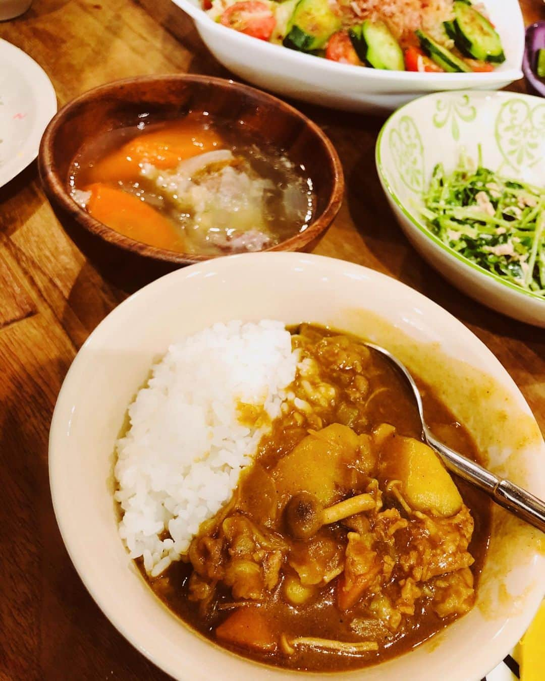 スザンヌさんのインスタグラム写真 - (スザンヌInstagram)「昨夜は、カレー🍛とばあちゃんテールスープ👵←激うま🤤❤︎といろいろとだいすきたちと﻿ #おうちごはん 💕﻿ ﻿ みんなでお買い物行って、あーだこーだ話しながら歌いながら←作って、﻿ 子供たちは公園連れてってもらって、﻿ 帰ってツリー出したり🎄﻿ お祝いしたり❤︎1日中笑ってた😍﻿ ﻿ そして息子のお友達がお泊りしてくれてていつもにまして賑やかな朝🌞﻿ 熊本天気は悪いけど☔️﻿ 心は晴れやかにスタート🌈﻿ ﻿ 夜は、﻿ テレビ東京さんの熱血ペダルの生放送にお邪魔します🚴‍♀️楽しみだ😊」11月24日 9時38分 - suzanneeee1028