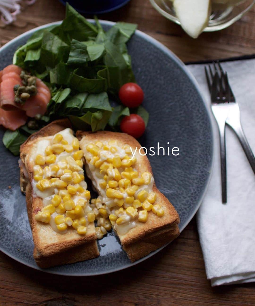 草間淑江さんのインスタグラム写真 - (草間淑江Instagram)「おはようございます！ １１月２４日の朝は、ハムチーズコーンパン、ほうれん草とサーモン、ラフランス。 サンチノのコシヒカリ食パン。 モッチモチなんですが、そのパンにハムとチーズ。 そして、上にマヨとコーンを混ぜたものをのせました。 定番の組み合わせですね。 コーヒーにも合う♫ 今朝も感謝していただきました。 ご馳走様でした。 今日も雨の東京ですがお出かけ楽しみたいと思います。 みなさま素敵な日曜日を❤️ ・ #朝食#日曜の朝#コシヒカリ食パン#サンチノ#ハムチーズサンド #コーンマヨ #サーモン#ラフランス#パンとコーヒー#幸せな朝」11月24日 9時40分 - yoshie_kusama