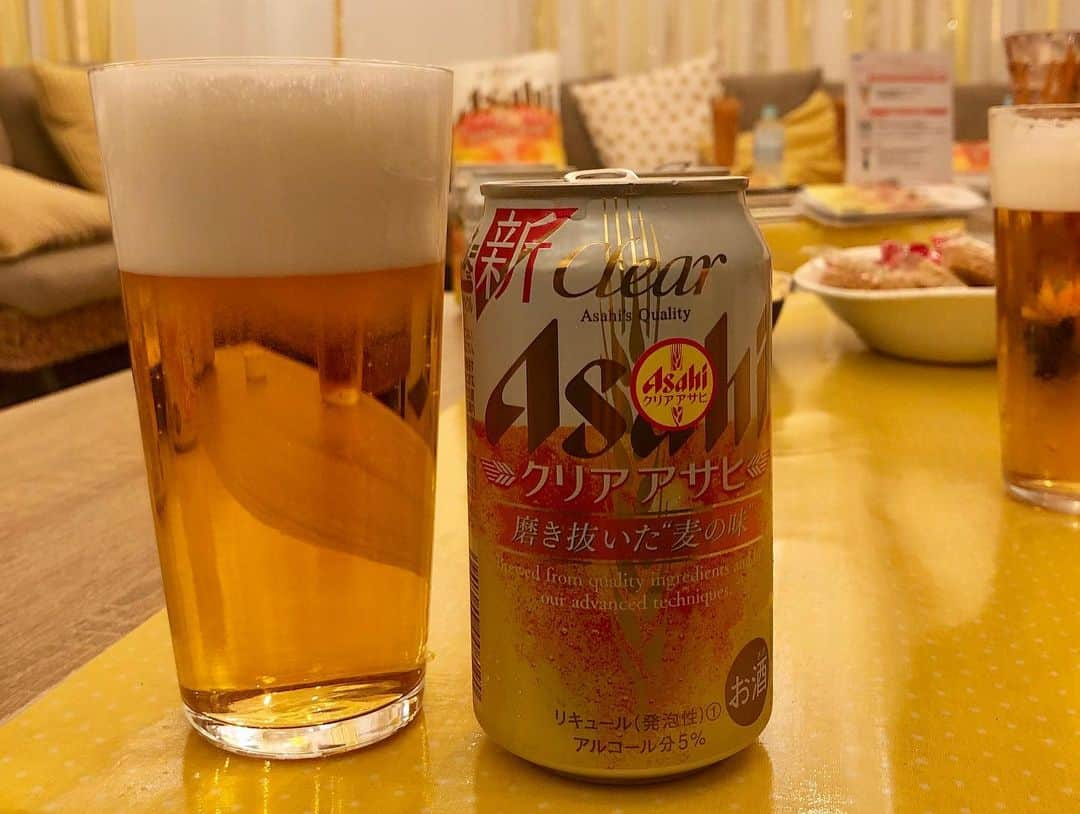 下平夏奈さんのインスタグラム写真 - (下平夏奈Instagram)「先日🍻  泡までおいしい！クリアアサヒ体験！ キャンペーンイベントに 参加しました☆ : ✨クリアアサヒ✨をイメージした 黄色と、白を基調とした フォトジェニックな可愛いお部屋で  イベントや女子会、 鍋パーティーができる レンタルルームサービスを実施中☆ (原宿駅から徒歩5分のところ)  お食事にめちゃめちゃ合う ビールとして大好評の クリアアサヒ!! キャンペーンイベントでは 自宅でも簡単にできる "泡たっぷり！美味しいビールの注ぎ方" を教えていただいたので シェアします☆ ➤①ビールをグラスに6割程注ぐ ➤②小さな空のペットボトルにビールを１センチ注ぐ ➤③ペットボトルを思いっきり振る！ ➤④出来た泡をビールに注ぐ！  泡がキメ細かく、 まろやかな味わいになるから 本当にオススメ✨ : : 2019年11月16日~12月15日の期間限定で、 レンタルルームをご利用の方 ➤クリアアサヒ1人につき2本まで無料🎁 ➤クリアアサヒ鍋(4名分) 先着30組限定でプレゼント中🎁  ぜひこの機会に プレミアムな体験ができる空間で 2019年の思い出を 作っていただけたらと思います✨ : 詳しくはこちら↓ https://www.spacemarket.com/spaces/cfE0xeCgjgDpcjsI/rooms/Mhje5kO7hZ9wB4XE : 私もこちらの クリアアサヒ レンタルルームで 楽しいイベントを企画したいな☆ : : #アサヒビール #クリアアサヒ #女子会  #お家女子会 #ホームパーティ #お酒好き女子会  #pr#泡までおいしいクリアアサヒ  #スペースマーケット#グルメ女子  #グルメ #原宿 #レンタルルーム #パーティー #鍋パーティー #イベント #party #food #healthy #sports #training」11月24日 9時41分 - kana0412.sss