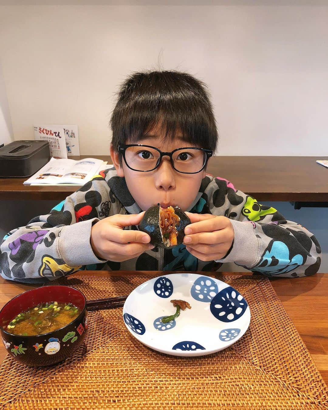 みきママさんのインスタグラム写真 - (みきママInstagram)「【朝ごはんはパクパク焼肉おにぎりです！】﻿ ﻿ ﻿ ﻿ ﻿ ﻿ おにぎりを半分に切ってプルコギをはさみました！！﻿ ﻿ ﻿ ﻿ ﻿ ﻿ ﻿ ﻿ 杏ちゃん、口入れすぎ。れんちび、お父さんみたいになってますよ。土日も塾で、お疲れのようです。﻿ ﻿ ﻿ ﻿ ﻿ ﻿ ﻿ ﻿ 私、朝寝坊してさ、はる兄「塾遅れる！早くして！」と言われてお弁当におかずを放り込んだら、こんなんになりました。 . . .  #みきママ #おにぎり #onigiri  #mikimama #breakfast」11月24日 9時42分 - mikimama_official