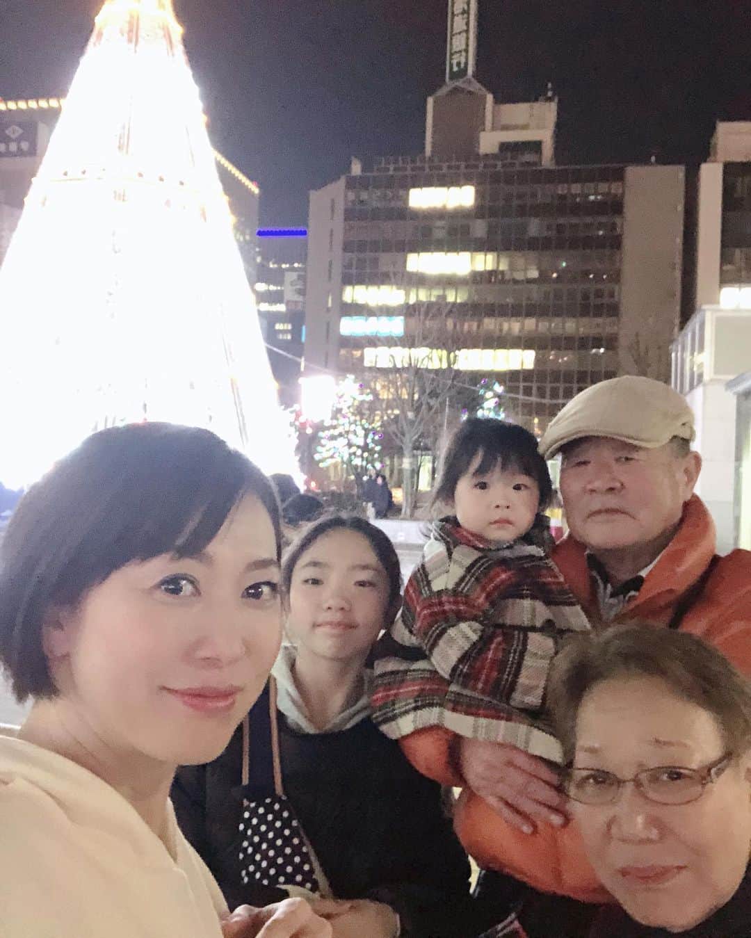 田中雅美さんのインスタグラム写真 - (田中雅美Instagram)「札幌駅のイルミネーション綺麗。  姪っ子が大きくなってました。  #札幌駅 #姪っ子 #イルミネーション」11月24日 9時51分 - tanakamasami_official