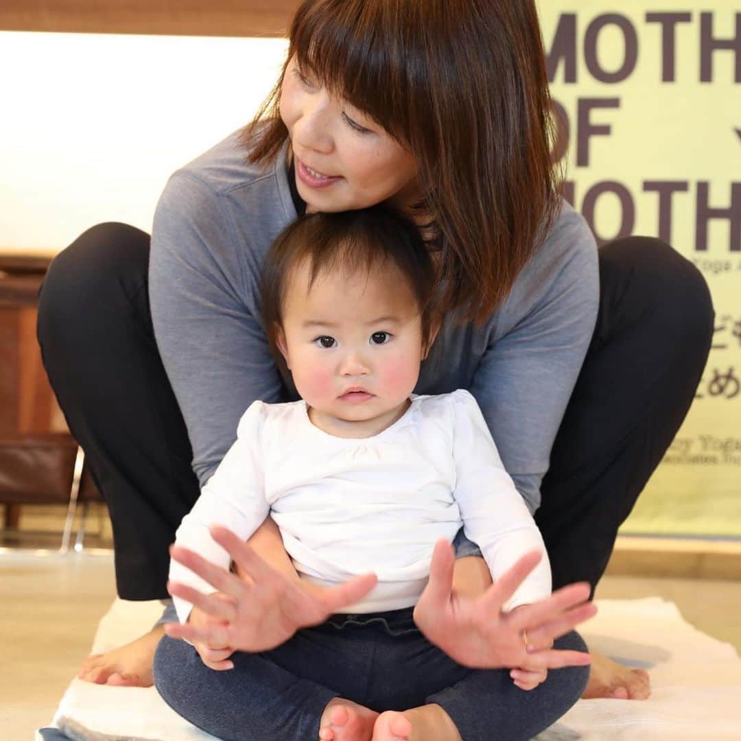 のインスタグラム：「みんなのハッピーを呼ぶ、 赤ちゃんの抱き方講座。～ヨガのエッセンスで ​豊かな子育て～﻿ ﻿ 今日は、ベビーヨガの考案者でもある高橋由紀さんをお迎えして、赤ちゃんの抱き方講座を開催しました。 ﻿ ﻿ 一か月半から一歳半までの赤ちゃんとそのお姉ちゃんたち、そしてママだけでなくパパも参加してくださいましたよ。 ﻿ ﻿ 抱っこと一口に言っても、そのTPOに合わせていろんな抱き方があること。 ﻿ ﻿ そして、赤ちゃんが気持ちよく笑顔になる抱き方。 ﻿ ﻿ それは、赤ちゃんのボディセンスを高めるだけでなく、知能の発達にもつながること。 そして、これは赤ちゃんの周りにいる誰もが実践できるので、ママだけでなく、みんながどんどん赤ちゃんとふれあうことが大切。 ﻿ ﻿ そうすれば、赤ちゃんだけでなく、みんなの心が和らいで、子育てが楽しくなると習いました。 また、妊娠・出産によって緩んだ骨盤を整えるための簡単なヨガも教えていただきましたよ。 ﻿ ﻿ そして、お待ちかね。 ﻿ ﻿ 今日のランチは、由紀さんのご主人が作るスペシャル ブイヤベース＆かぼちゃサラダ。﻿ ﻿ 野菜はすべてご主人の畑「ゆうじろうファーム」で採れたもの。 ﻿ ﻿ そして、魚介類は「黒崎屋」さんから調達しました。 ﻿ ﻿ お味ですか？ ﻿ ﻿ それはもう、最高に美味しかったです(#^.^#) ﻿ ﻿ 普段から育メンで主夫もこなす裕次郎さん。 ﻿ ﻿ 途中、参加されたパパさんたちが、お子さんをおんぶして、離乳食の作り方を習うという場面もありましたよ(^^♪ ﻿ ﻿ 赤ちゃんをおんぶしてキッチンに立つパパさんたちが、たくさん増えてくれるといいですね(^^)/ 赤ちゃんとのふれあいを通して、みんなが幸せになれる講座。 ﻿ ﻿ 高橋ご夫妻には、この後も、続編をお願いしましたよ！ ﻿ ﻿ どうぞ、お楽しみに(*^^)v ﻿ ﻿ ﻿ ﻿ ー皆さんの感想ー ﻿ ﻿ ・抱っこの仕方や子どもとのふれあいをいろいろ学べて良かったです。﻿ ﻿ 抱っこひもやおんぶひもの体験もとても楽で驚きました。 ﻿ ﻿ ・産後、久しぶりに人々が集まるイベントに行けた‼（しかも赤ちゃん連れで）小さな赤ちゃんにいやされ、自分もリフレッシュできた。ランチも美味しかったでーす♡﻿ ﻿ ・はじめて抱き方をちゃんと習う機会になってとても勉強になりました。家でも試してみます。﻿ ﻿ ・沢山のママ達と交流できてとても楽しかったです!!﻿ ﻿ ・子どもと一緒に楽しめて良かったです。これから毎日ちょっとした時間にやっていきたいです。料理もおいしかったです。ごちそうさまでした。パパも一緒に楽しめて良かったです。﻿ ﻿ ・抱っこの仕方など、何気なくしていたことが間違っていたことに気づきました。ヨガのことも知ることができて良かったです。﻿ ﻿ ・娘も楽しそうだったのでよかったです。自分自身もあまり親子やベビー向けのイベントに行ったことがなかったので新鮮でよかったです。﻿ ﻿ ・子どものペースで進行されていて、私自身もリラックスで楽しめました。 etc..」