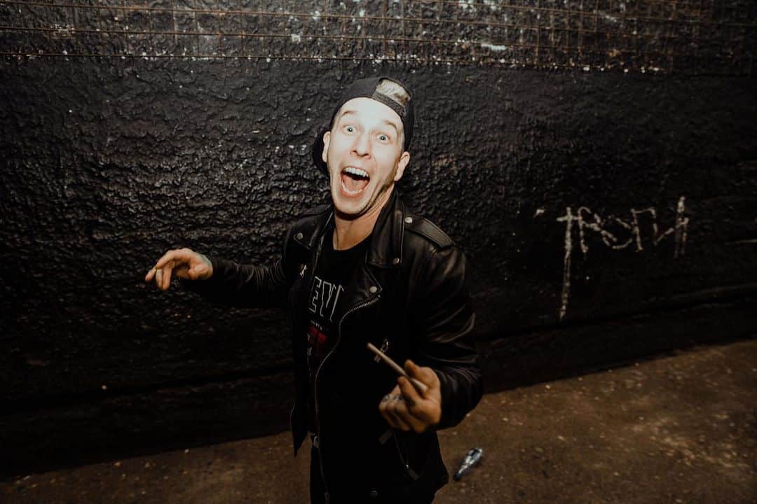 ジャスティン・ヒルズのインスタグラム：「This is what I look like when I find good weed in random countries in Europe (and when I land in Grand Rapids) Photo: @elliemitchellphotography」