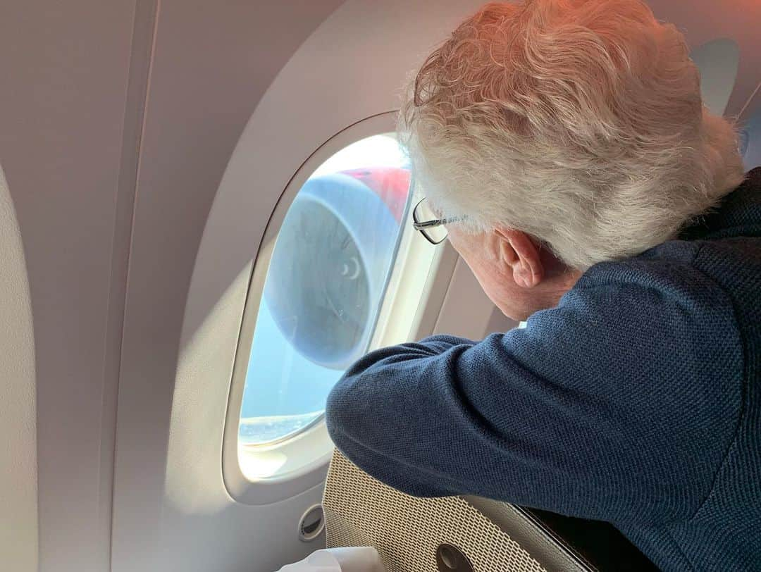 ジョン・バロウマンさんのインスタグラム写真 - (ジョン・バロウマンInstagram)「My dad checking out the engine just after wheels up on our @virginatlantic flight. When he was younger he designed engines for #rollsroyce Mum reading @ok_mag #fabulous jb」11月24日 10時02分 - johnscotbarrowman