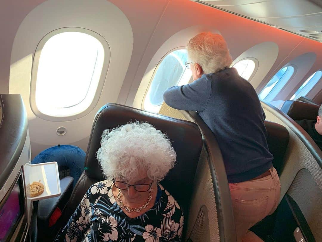 ジョン・バロウマンさんのインスタグラム写真 - (ジョン・バロウマンInstagram)「My dad checking out the engine just after wheels up on our @virginatlantic flight. When he was younger he designed engines for #rollsroyce Mum reading @ok_mag #fabulous jb」11月24日 10時02分 - johnscotbarrowman