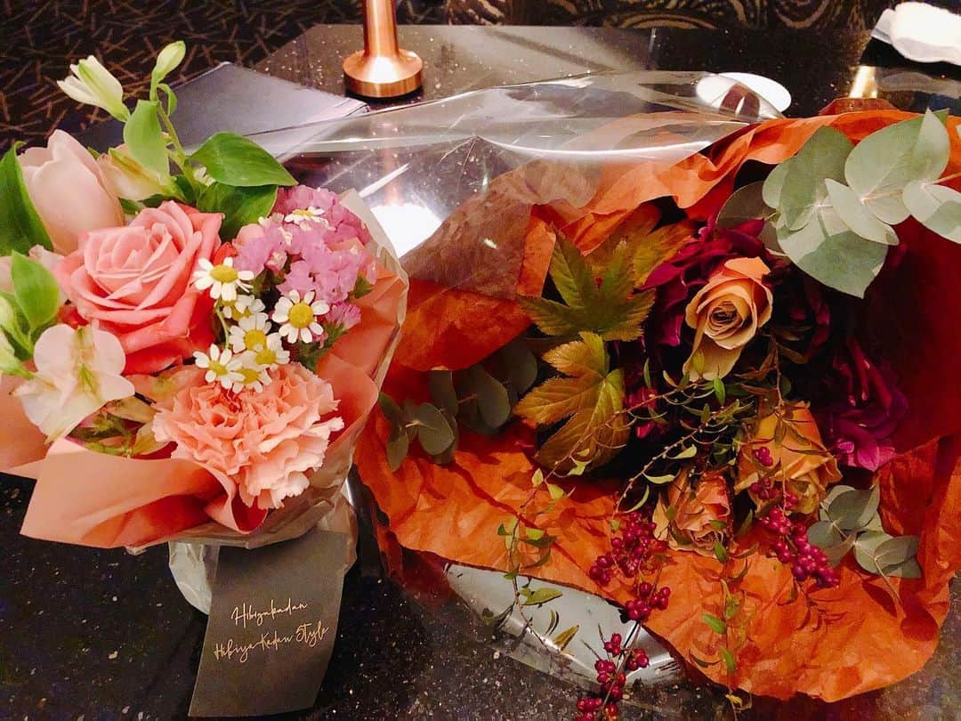 伊藤京子さんのインスタグラム写真 - (伊藤京子Instagram)「. 誕生日が近いということで素敵な花束を頂きました💐 なんとこちら手作りなんです！！ 色々な種類のお花や木の実が入った秋らしいブーケに何度見てもうっとり🥰 誕生日の話なんてしたことがないのに気遣える優しさや彼女の持つチャーミングで多才で時に刺激的な思考にまた感激でした😊✨ . #さるまるちゃん、本当にありがとう💕 #驚いて嬉しくて幸せな夜でした」11月24日 10時03分 - kyoko_ito1128