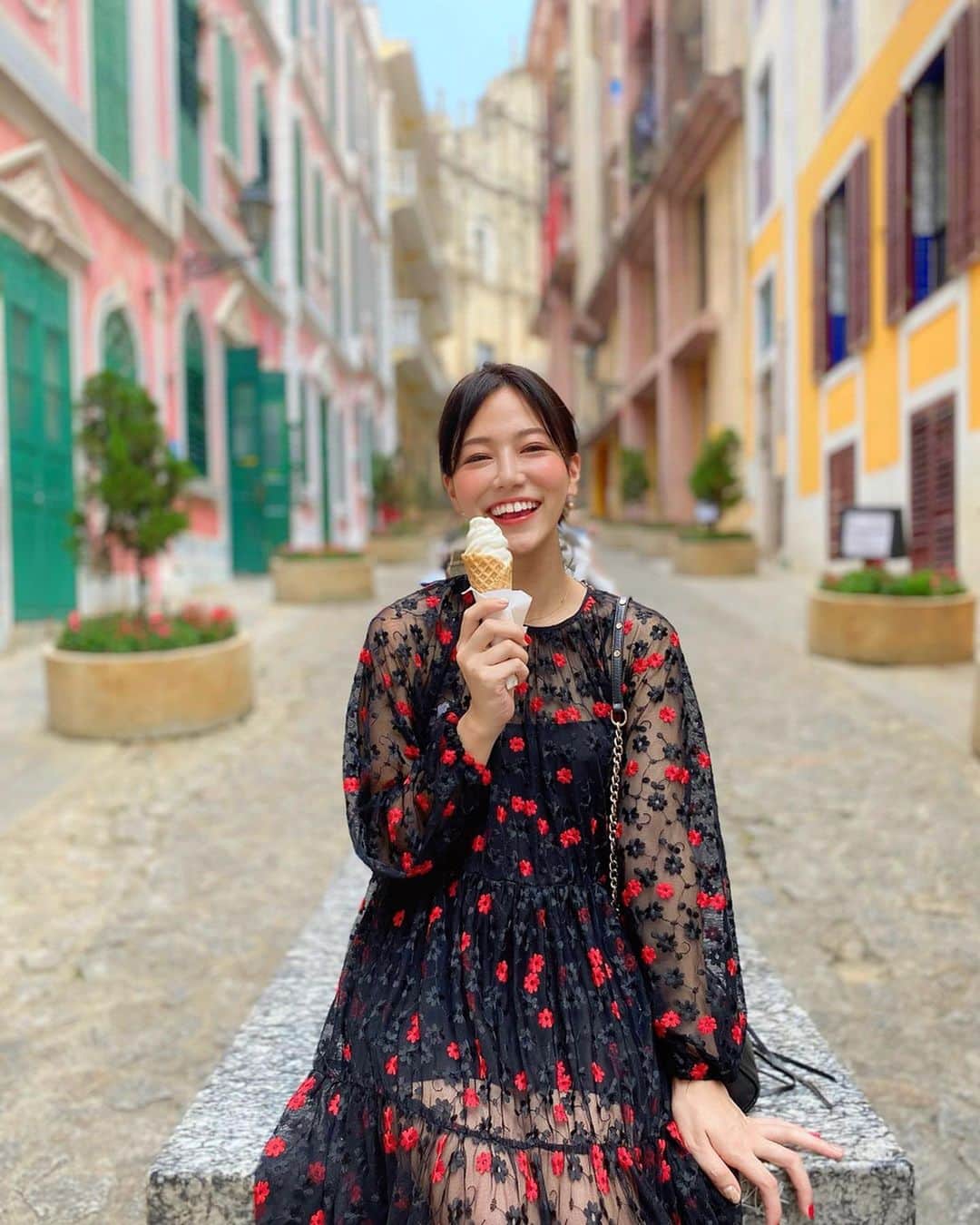 石井里奈さんのインスタグラム写真 - (石井里奈Instagram)「おはよん☀️ . いよいよマカオ編も終盤戦☺️🇲🇴 . マカオで一番写真を撮りたかった場所✨戀愛巷💕✨ 恋愛通りとも言われる、恋愛パワースポット😳ピンクと黄色の可愛い小道でめちゃかわいいの☺️ . この小道のそばにあるヨーグルトアイスを買って写真撮るのがおすすめ🥺✨ . そのまま歩いてセナド広場や聖ポール天主堂跡など王道観光スポットもまわれるよ👍✨ . 前回はちょっと雨模様だったから今回は快晴で本当よかったー🥺❣️ . 今日も素敵な一日を😍 . @macao_japan #マカオ #アンバサダー #楽しさがとまらないマカオ #マカオ旅行 #澳門 #macau #マカオ観光 #海外旅行 #旅行好き #タビジョ #SenadoSquare #セナド広場 #恋愛 #恋愛運 #パワースポット #戀愛巷 #聖ポール天主堂跡 #大三巴牌坊 #RuinsofStPauls #travessadapaixão #マカオグルメ #マカオスイーツ #食べ歩き #スイーツ #スイーツ女子 #りなまるグルメ #love #アイスクリーム #ZARA #りなまるコーデ」11月24日 10時04分 - ri7tin1025
