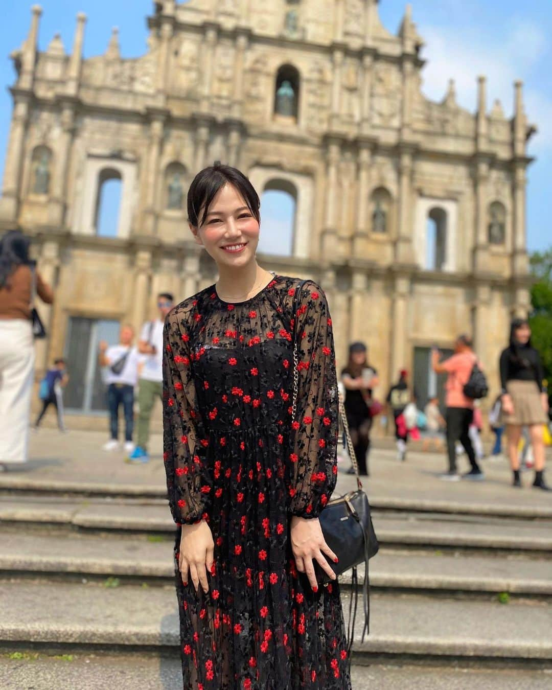 石井里奈さんのインスタグラム写真 - (石井里奈Instagram)「おはよん☀️ . いよいよマカオ編も終盤戦☺️🇲🇴 . マカオで一番写真を撮りたかった場所✨戀愛巷💕✨ 恋愛通りとも言われる、恋愛パワースポット😳ピンクと黄色の可愛い小道でめちゃかわいいの☺️ . この小道のそばにあるヨーグルトアイスを買って写真撮るのがおすすめ🥺✨ . そのまま歩いてセナド広場や聖ポール天主堂跡など王道観光スポットもまわれるよ👍✨ . 前回はちょっと雨模様だったから今回は快晴で本当よかったー🥺❣️ . 今日も素敵な一日を😍 . @macao_japan #マカオ #アンバサダー #楽しさがとまらないマカオ #マカオ旅行 #澳門 #macau #マカオ観光 #海外旅行 #旅行好き #タビジョ #SenadoSquare #セナド広場 #恋愛 #恋愛運 #パワースポット #戀愛巷 #聖ポール天主堂跡 #大三巴牌坊 #RuinsofStPauls #travessadapaixão #マカオグルメ #マカオスイーツ #食べ歩き #スイーツ #スイーツ女子 #りなまるグルメ #love #アイスクリーム #ZARA #りなまるコーデ」11月24日 10時04分 - ri7tin1025