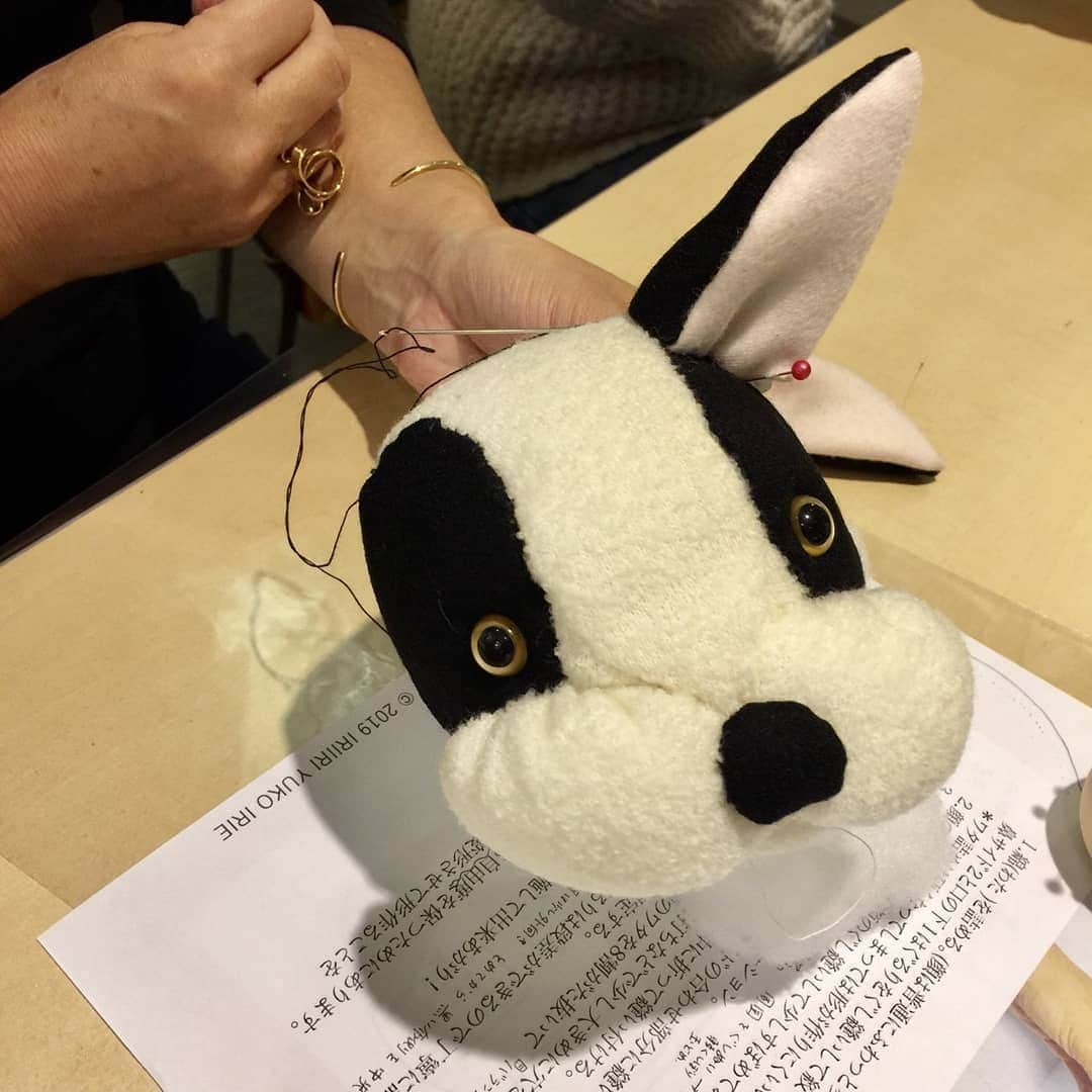 タピエスタイルさんのインスタグラム写真 - (タピエスタイルInstagram)「タピエスタイル京都店です。  にんぎょう作家『IRIIRI』によるワークショップの様子です。  全2回に渡り、じっくりと時間をかけて「にんぎょうづくり」を学ぶ会。今回は冬のおしゃれを楽しむフレンチ・ブルドッグを作ります。  前半の本日は、にんぎょうに綿を詰め、お顔を形成してゆく「顔を作る会」です。後半(12月22日)は「体を作る会」として、それぞれレクチャーと実践を行います。  小顔さんや、ぷにぷにほっぺさん…表情豊かなブルドッグたちがもうすでにできあがってきています。次回の完成が楽しみですね◎  来年度2020年のレッスンは2月3日頃の予定です。 また、ホームページなどで告知しますお申し込みください。  #tapiestyle #タピエスタイル #タピエスタイル京都店 #ラクエ四条烏丸 #四条烏丸 #ハンドメイド #handmade #にんぎょうづくり#にんぎょう作家 #ワークショップ #京都雑貨屋巡り #IRIIRI」11月24日 10時06分 - tapiestyle