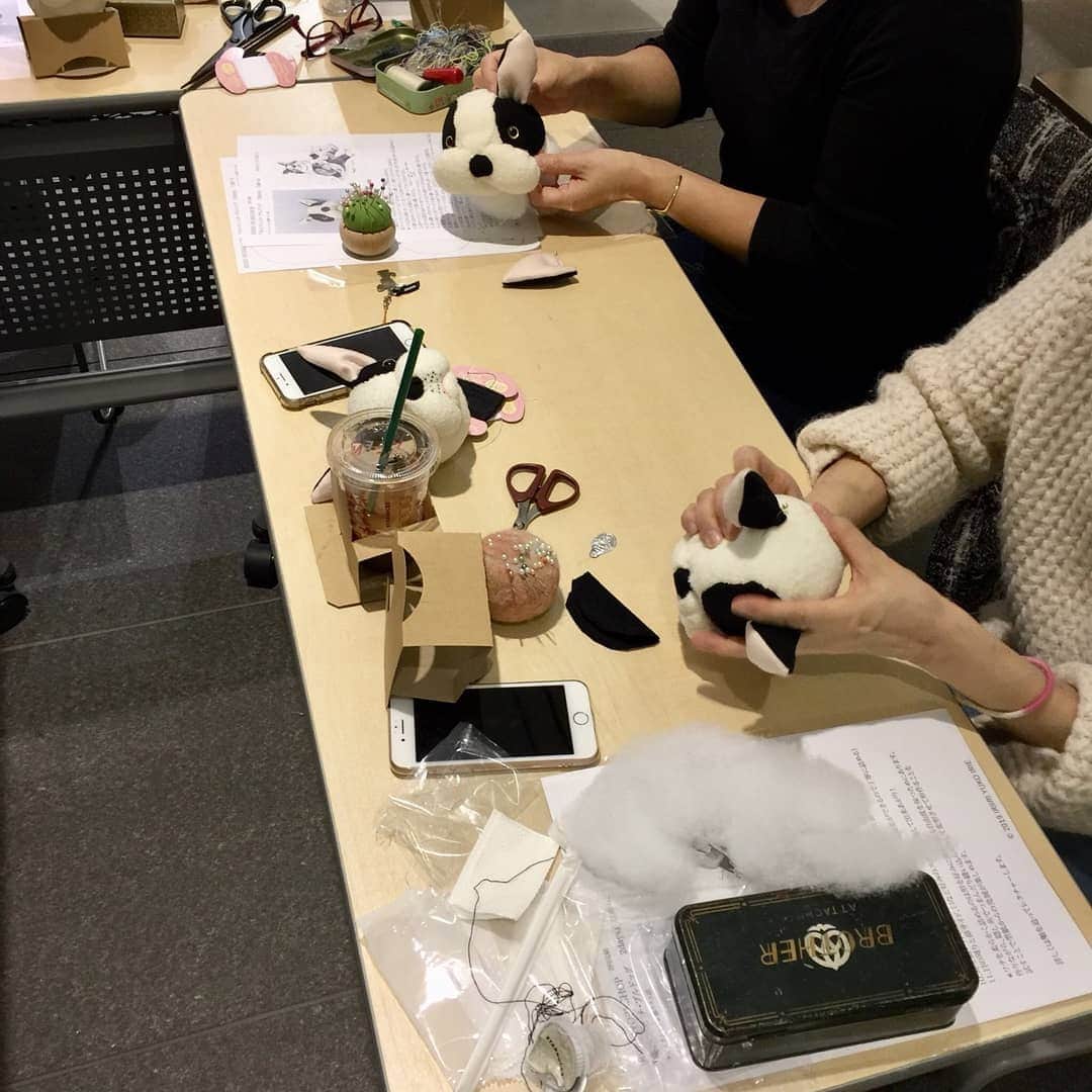 タピエスタイルさんのインスタグラム写真 - (タピエスタイルInstagram)「タピエスタイル京都店です。  にんぎょう作家『IRIIRI』によるワークショップの様子です。  全2回に渡り、じっくりと時間をかけて「にんぎょうづくり」を学ぶ会。今回は冬のおしゃれを楽しむフレンチ・ブルドッグを作ります。  前半の本日は、にんぎょうに綿を詰め、お顔を形成してゆく「顔を作る会」です。後半(12月22日)は「体を作る会」として、それぞれレクチャーと実践を行います。  小顔さんや、ぷにぷにほっぺさん…表情豊かなブルドッグたちがもうすでにできあがってきています。次回の完成が楽しみですね◎  来年度2020年のレッスンは2月3日頃の予定です。 また、ホームページなどで告知しますお申し込みください。  #tapiestyle #タピエスタイル #タピエスタイル京都店 #ラクエ四条烏丸 #四条烏丸 #ハンドメイド #handmade #にんぎょうづくり#にんぎょう作家 #ワークショップ #京都雑貨屋巡り #IRIIRI」11月24日 10時06分 - tapiestyle