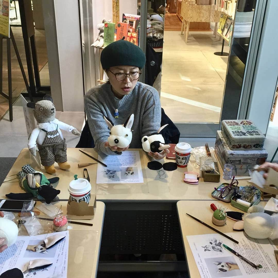 タピエスタイルさんのインスタグラム写真 - (タピエスタイルInstagram)「タピエスタイル京都店です。  にんぎょう作家『IRIIRI』によるワークショップの様子です。  全2回に渡り、じっくりと時間をかけて「にんぎょうづくり」を学ぶ会。今回は冬のおしゃれを楽しむフレンチ・ブルドッグを作ります。  前半の本日は、にんぎょうに綿を詰め、お顔を形成してゆく「顔を作る会」です。後半(12月22日)は「体を作る会」として、それぞれレクチャーと実践を行います。  小顔さんや、ぷにぷにほっぺさん…表情豊かなブルドッグたちがもうすでにできあがってきています。次回の完成が楽しみですね◎  来年度2020年のレッスンは2月3日頃の予定です。 また、ホームページなどで告知しますお申し込みください。  #tapiestyle #タピエスタイル #タピエスタイル京都店 #ラクエ四条烏丸 #四条烏丸 #ハンドメイド #handmade #にんぎょうづくり#にんぎょう作家 #ワークショップ #京都雑貨屋巡り #IRIIRI」11月24日 10時06分 - tapiestyle