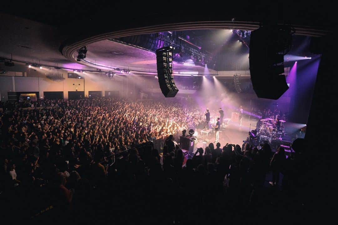 Simple Planさんのインスタグラム写真 - (Simple PlanInstagram)「Los Angeles!! We had a magical night with you! ✨✨✨ Thank you so much for making this show at the legendary @hollywoodpalladium so unforgettable. It was truly amazing to play in front of so many amazing SP fans and friends and family! 🙌🏻🙌🏻🙌🏻 Swipe to see more photos! Tonight, we’re spending our Saturday night at Soma in San Diego so come and hang with us! 🤘🏻⚡️🤘🏻 📸: @taylorwardphoto (1-7) & @goodguychady (8-10)」11月24日 10時11分 - simpleplan