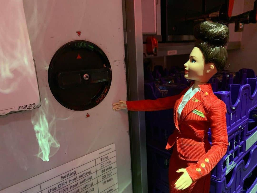 ジョン・バロウマンさんのインスタグラム写真 - (ジョン・バロウマンInstagram)「@virginatlantic #FSM Barbie is just making sure dinner is hot and fabulous. Jb . . . #Fabulous @barbie @virginatlantic」11月24日 10時20分 - johnscotbarrowman