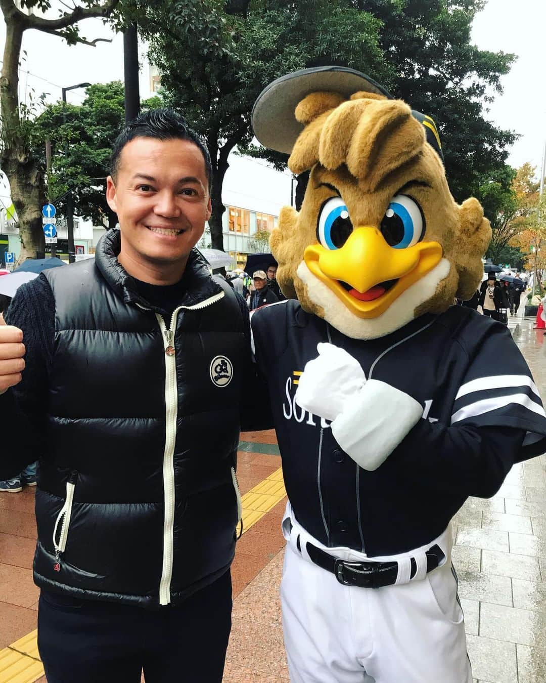 三好ジェームスのインスタグラム：「まもなくホークスの日本一パレード始まるよ〜！ 今年も天神交差点からハーキュリーホークと一緒にお伝えします！  rkbは10:30から放送！  #福岡ソフトバンクホークス#ホークス#ハーキュリーホーク#ハーキュリー#日本一パレード#ホークス日本一パレード#rkb」