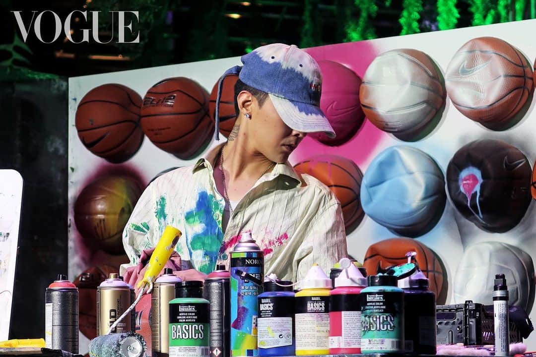 Vogue Taiwan Officialさんのインスタグラム写真 - (Vogue Taiwan OfficialInstagram)「#Voguefashionnow﻿ ﻿ 權志龍 @xxxibgdrgn 以藝術家身份、昨晚在﻿@nike Air Force 1 paranoise活動上現場創作，將自己的靈感畫在籃球上，創作了8個籃球送給現場幸運入場的粉絲，「8」是GD的幸運數字，昨晚整整兩小時展現了權志龍創作的模樣，連聽著歌曲小小跳著舞的樣子也讓粉絲超滿足！ ﻿ #GD #Gdragon #Nike #Allfor1 #Airforce1 #권지용 #그냥해 #나이키 ﻿ ﻿ 🖊#sandyis3d」11月24日 10時25分 - voguetaiwan