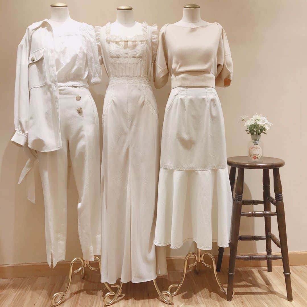 デイシーさんのインスタグラム写真 - (デイシーInstagram)「DEICY♡mecouture 春は“ivory”が可愛い♡ ・ ・ 新宿店では25日まで春の先行受注会を行っております🧸 一足早く春の商品を見ていただけるので是非この機会にDEICY新宿店に足を運んでみてくださいね♡ ・ #deicy #mecouture #deicyshinjuku  #新宿ルミネ2 #2020 #spring #preorder #受注会 #white #ivory #ootd #コーディネート#ワンピース #セットアップ #cute #feminine」11月24日 10時44分 - deicy_official