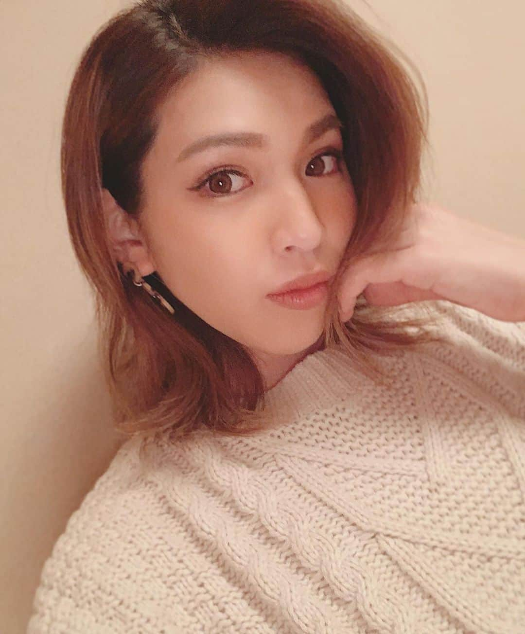 来夏さんのインスタグラム写真 - (来夏Instagram)「#💄 不思議なもので  メイクってしなくなると忘れてく🤔😅😂 むくみも増えたし むくむくしてきたし まつげは抜けてくし あーだこーだ👻 いーのいーのそんなこと仕方ない と 言い聞かせつつも  気持ちは忘れないようにしていたいものです😗😋 _  自まつ毛が短くなって もうつくかつかないかわからない状態だったのに、 @trueyelash で いつもより1㍉ずつ短めにお願いして 9,10,11㍉のD>Cカール👀 あるだけで見た目も気分も変わる🌼 _ @tru_harajuku さん いつも綺麗に仕上げてくれて感謝です😭🙏✨_ #メイク #マツエク #trueyelash  #産前 #ぷんにー #39週 #39weekspregnant」11月24日 10時40分 - rairairaika