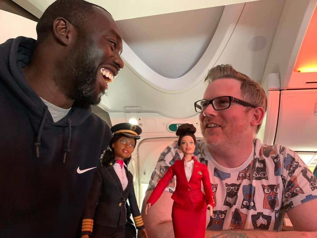 ジョン・バロウマンさんのインスタグラム写真 - (ジョン・バロウマンInstagram)「@virginatlantic Pilot Barbie has come out for a break and a chat with some passengers in the lounge.  #fabulous jb . . @barbie @virginatlantic」11月24日 10時51分 - johnscotbarrowman