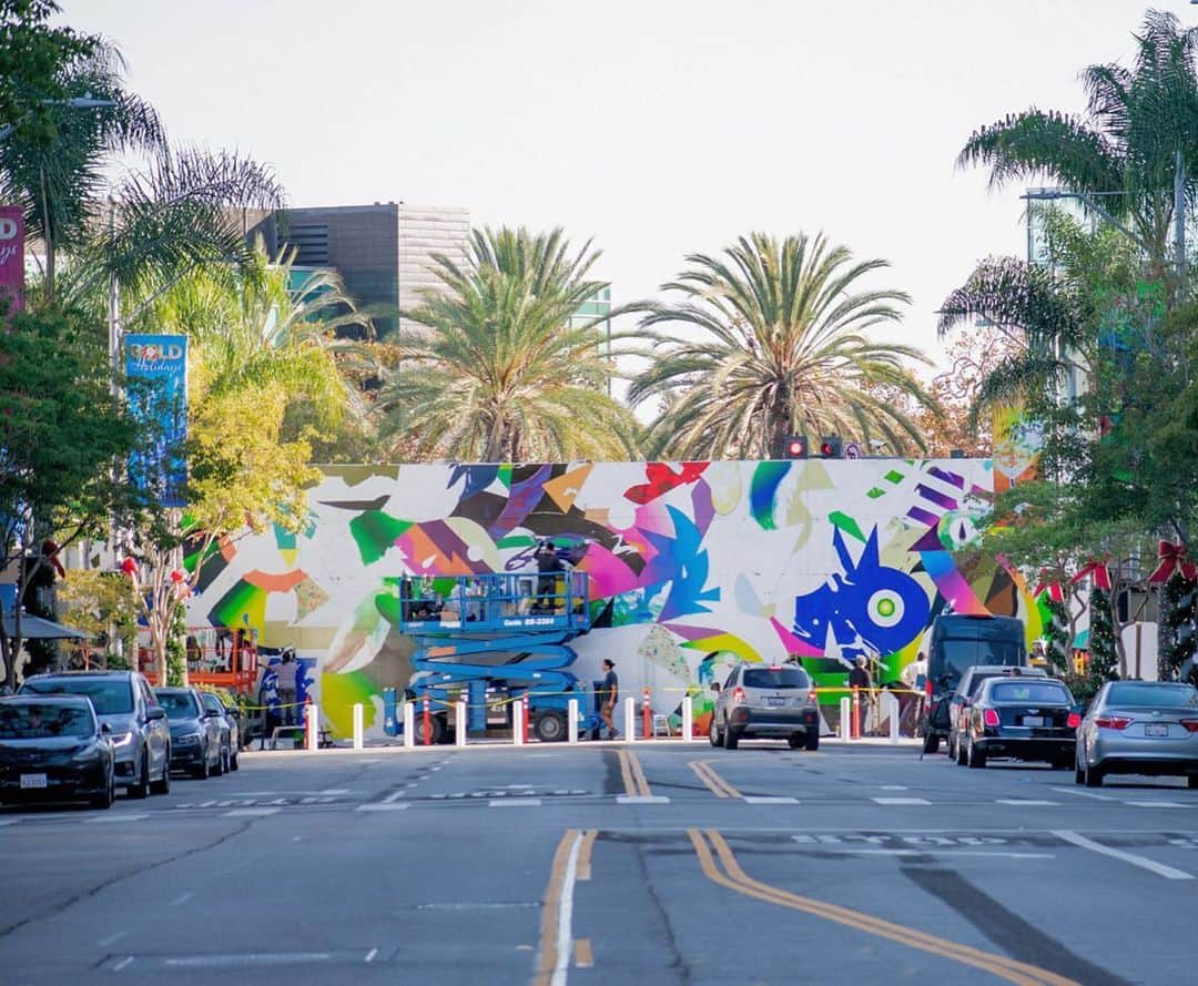 松山智一のインスタグラム：「WIP, Nov 23, 2019. CALI 今のところ、まだ西海岸の空気に負けてない。 Commission mural by the City of Beverly Hills」