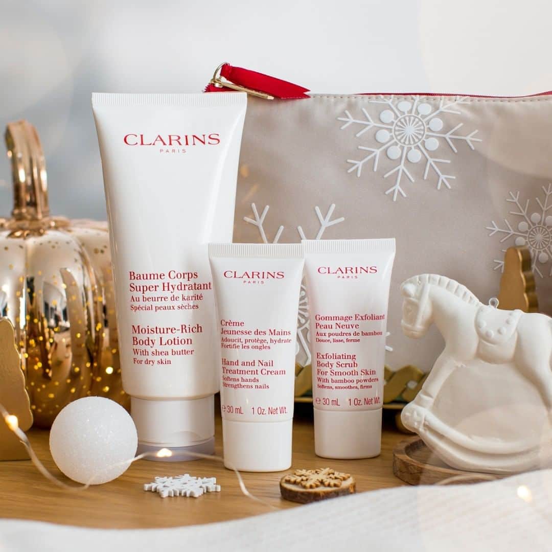 Clarins Canadaさんのインスタグラム写真 - (Clarins CanadaInstagram)「Dry and sensitive skin's new best friends as it soothes, moisturizes and protects skin from the cold.❄️😌 __________ Les nouveaux meilleurs amis des peaux sèches et sensibles. Nos formules apaisantes hydratent et protègent la peau du froid.❄️😌 . . . #Clarins #ToyToTheWorld #ChristmasWithClarins #Gift #Skincare #Makeup」11月24日 11時00分 - clarinscanada