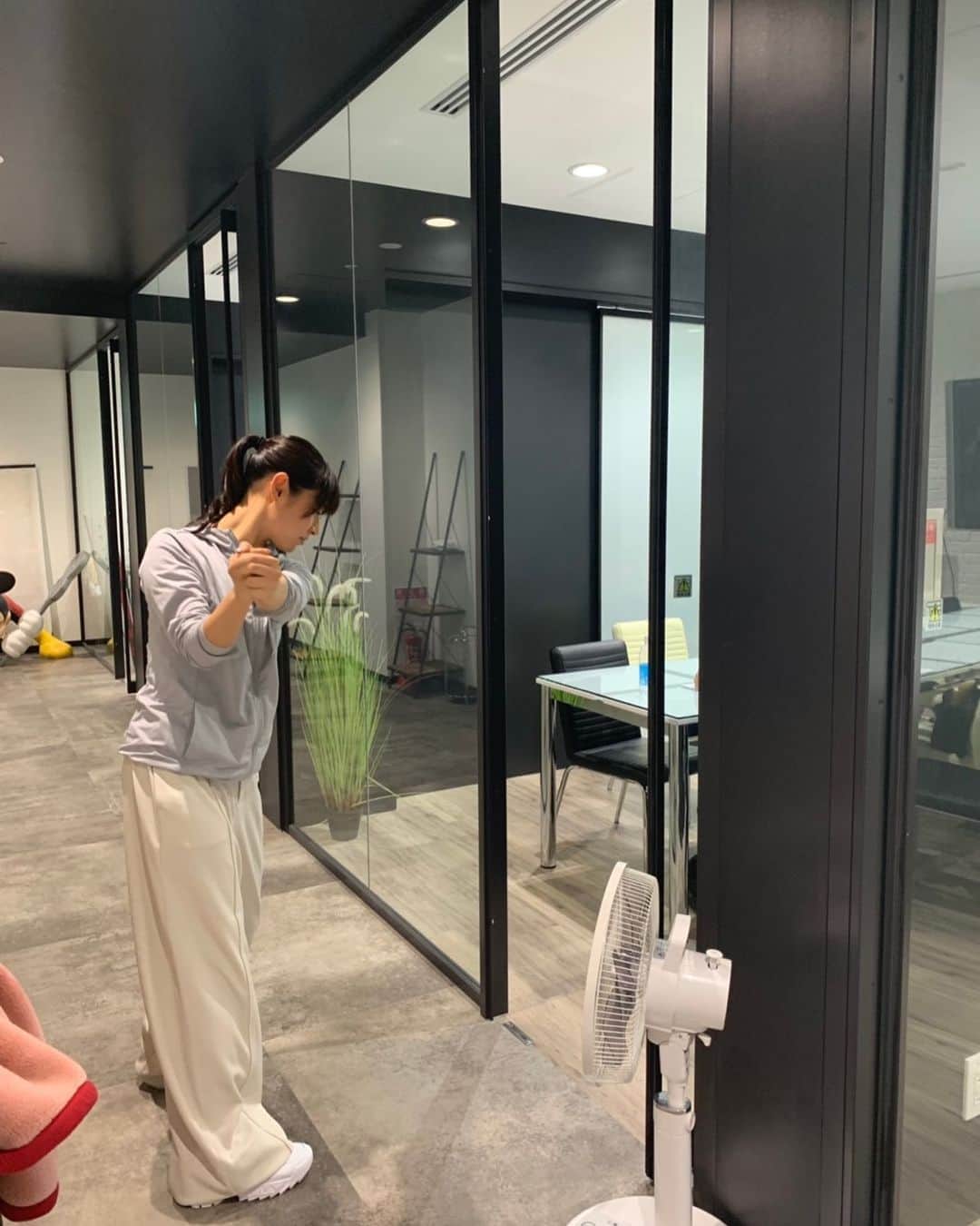 瀧本美織のインスタグラム：「私は何してるのでしょう？😗 #破天荒フェニックス」