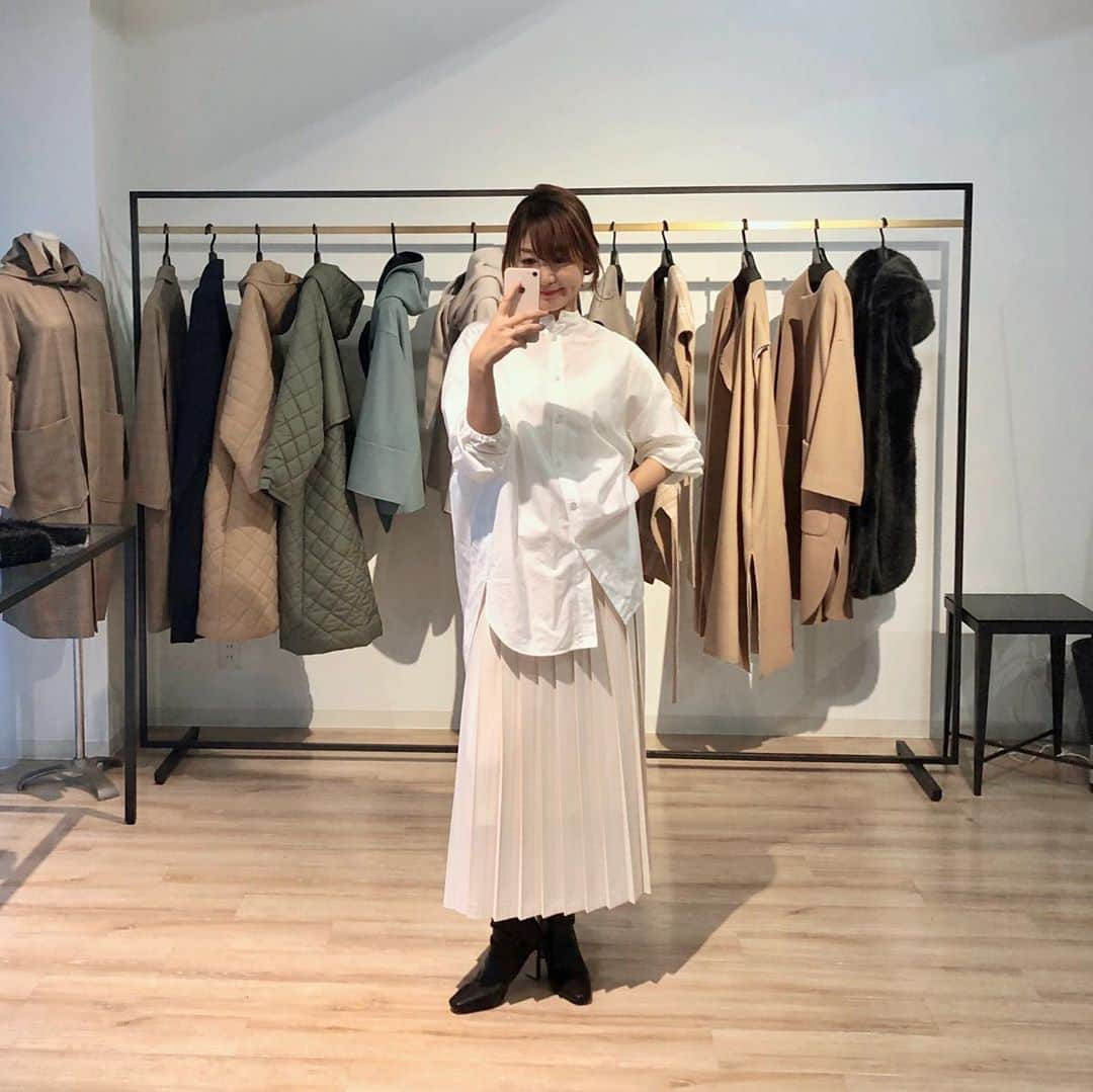 yoriさんのインスタグラム写真 - (yoriInstagram)「*restock *﻿﻿﻿﻿﻿﻿﻿ ・﻿﻿﻿ ・﻿﻿﻿ ﻿﻿明日11/25 12:00(正午)、online shop にて完売しております下記の商品を再販致します！﻿﻿﻿﻿﻿﻿﻿﻿﻿﻿﻿﻿ お見逃しなく🤲﻿﻿﻿﻿﻿﻿﻿ ﻿﻿﻿﻿﻿﻿﻿ プレス 159cm﻿﻿﻿﻿﻿﻿﻿ 36サイズ着用﻿ ・ ・ 📷1枚目 #ウールジレ col.ベージュ size. free ¥31,000＋tax 白シャツ/パンツ以外でもワンピース、スカート、ニットやパーカーに合う万能ジレです！ ・ ・ 📷2枚目 #ウールストール col. ベージュ、ネイビー、レッドチェック ¥12,000＋tax ・ ・ 📷3枚目 #バックギャザーシャツ col. ホワイト ¥19,000＋tax ・ ・ #yori_japan」11月24日 11時10分 - _y_o_r_i_