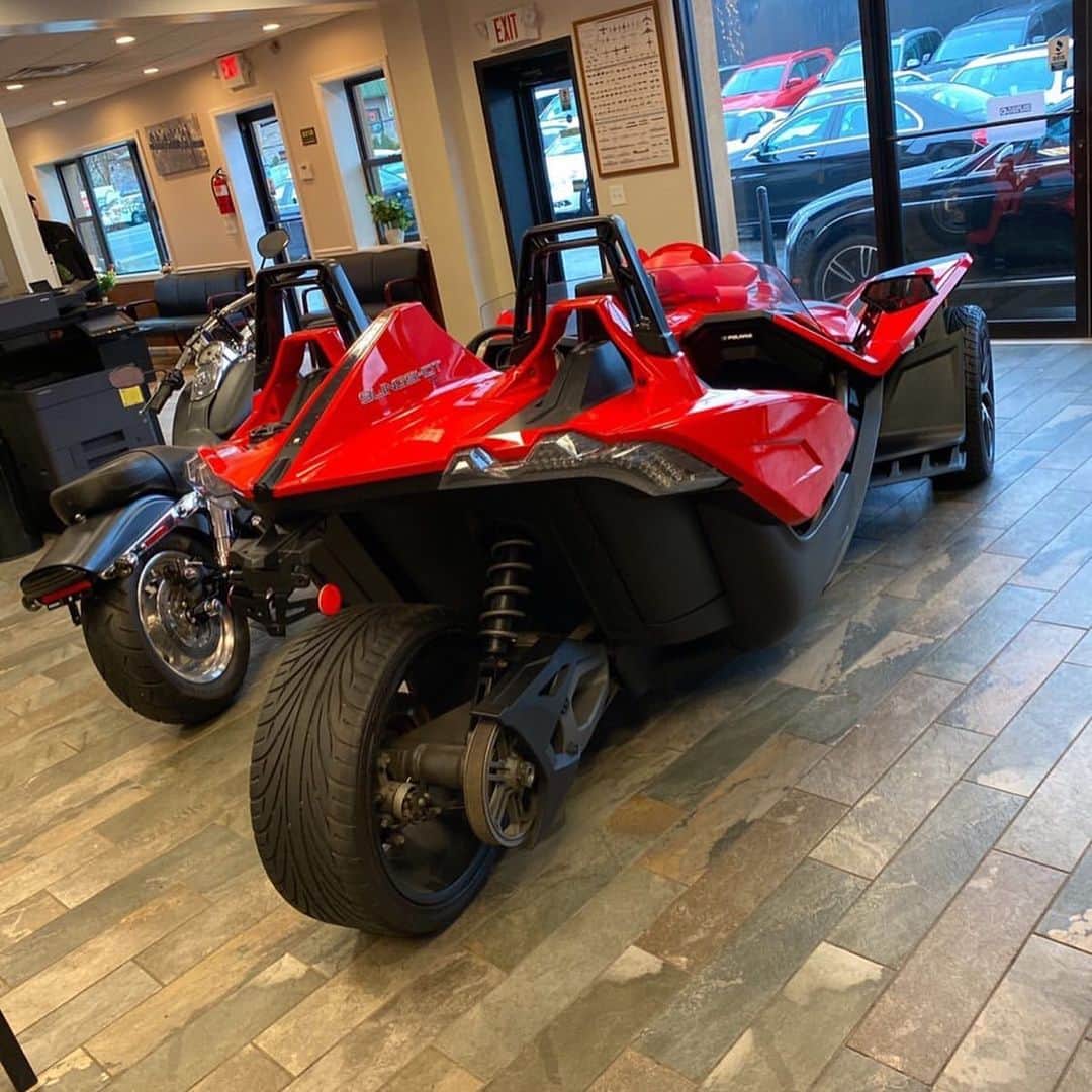 CarsWithoutLimitsさんのインスタグラム写真 - (CarsWithoutLimitsInstagram)「What are your thoughts on the Slingshot? COMMENT BELOW ⛩  This Polaris is for sale @asalmotors, make sure to check them out today!  #carswithoutlimits #polaris #slingshot #polarisslingshot #red #black #threewheeler #fast #speed #carscarscars #carporn #forsale #sale」11月24日 11時03分 - carswithoutlimits