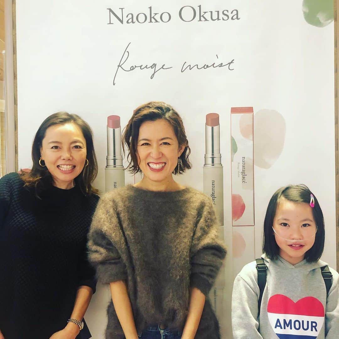 のインスタグラム：「おはようございます！ 昨日はすんばらしい出会いが❤️💙💛💚 たまたま伊勢丹に行って エスカレーターをおりたらそこに‼︎ @naokookusa さんがイベントでいらして しかも、「わっ！インスタ見てます」と あちらから言っていただいて "いやいや、こちらのセリフです🙈"と 今年一の興奮&うれしさでした！  一番の悔いは、ちょっと近所に…的なノリで ちゃんとした格好でないこと、髪もダメ🙅🏽‍♀️ いつ何時もキチンとしてないとダメだと 痛感いたしました…  大草さんの、お洋服はもちろん 生きるセンスに惚れている私。 これからも応援します！ #大草直子  #出会いに感謝  #生きるセンス #大好きな人 #いつ何時もキチンとすること」