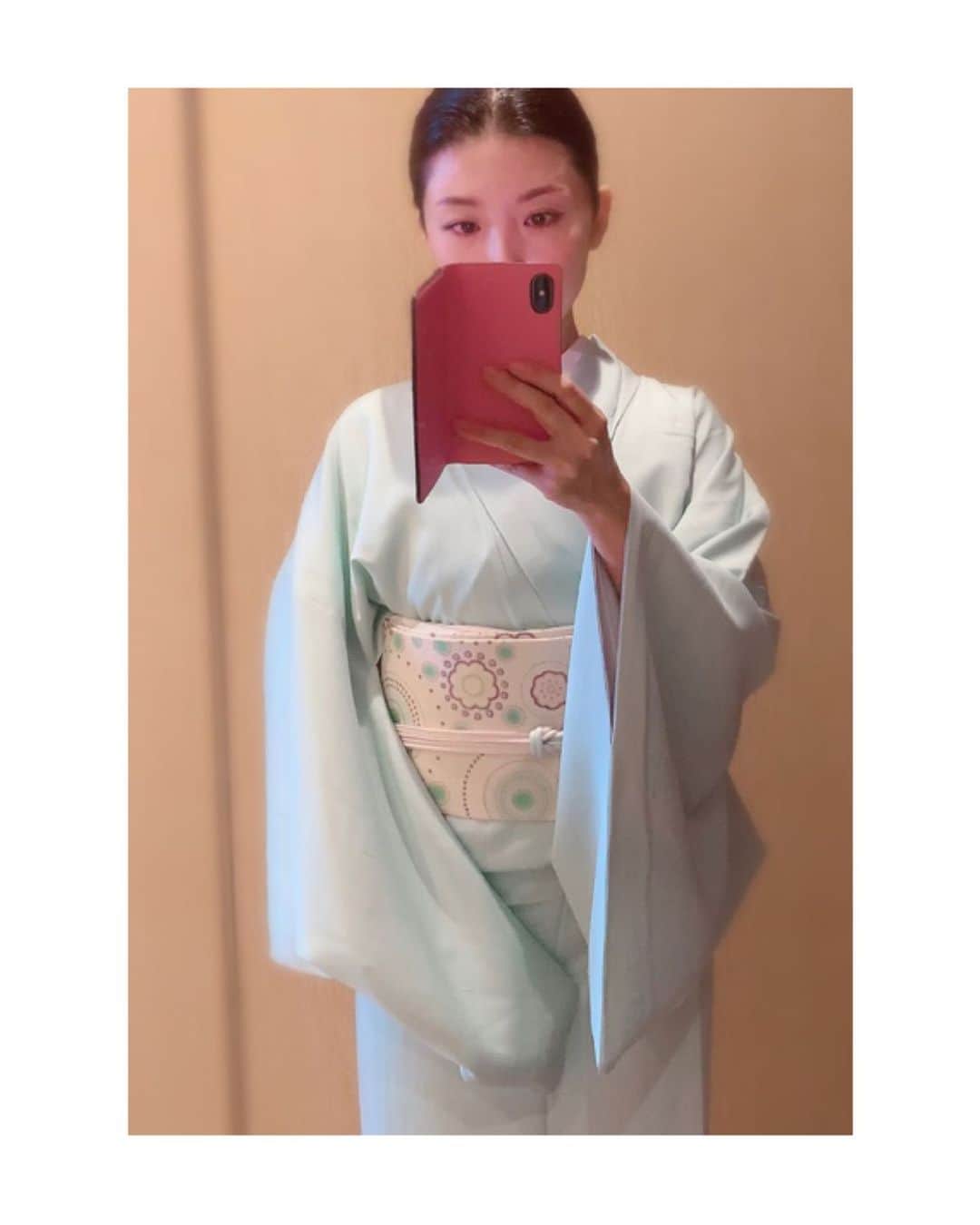 川村亜紀さんのインスタグラム写真 - (川村亜紀Instagram)「この日は歌舞伎鑑賞へ。 長吉呉服店さんに無理を言い二部式にお仕立てしていただいた帯と長吉呉服店さんの展示会で見つけた帯締めを合わせて、とことんパステル調でまとめました。  #お着物 や #花街 #歌舞伎 など #日本の伝統 が長く守られ受け継がれますように。 #kimono #kimonocordinate #japanesekimono #japanesetradition #beautifultradition #lovekimono  #instakimono  #お着物 #お着物コーディネイト #日本の伝統 #守るべきもの #帯とお着物 #帯締めと帯揚げ #お草履とバッグ #帯留め #組み合わせが楽しい  #袷 #小紋 #二部式帯 #京都一加 さん #長吉呉服店 さん #亜紀の和装記録」11月24日 11時19分 - _aki1015_